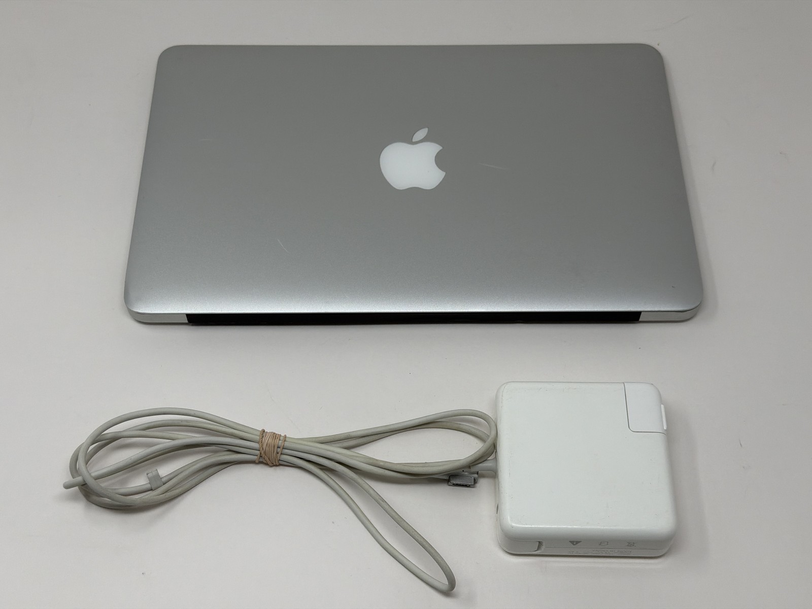 Apple MacBook Air Core 2 Duo 1.4GHz 64GB 11in Screen A1370 EMC2393 2010 Good