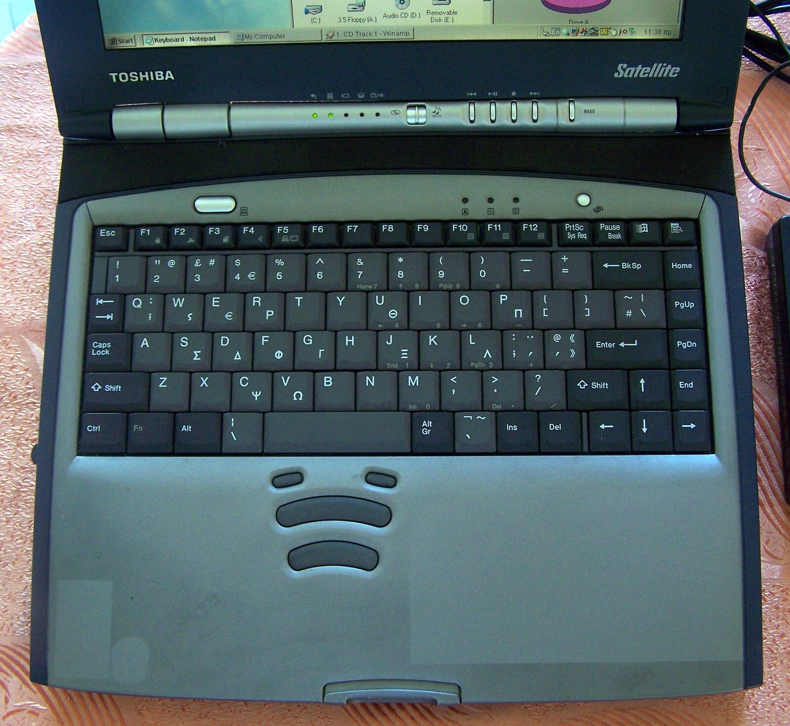 Win 98 Toshiba S-2800 Intel 650 MHz, 96MB, 4GB, Floppy, Parallel, Dos Νο cds ibm