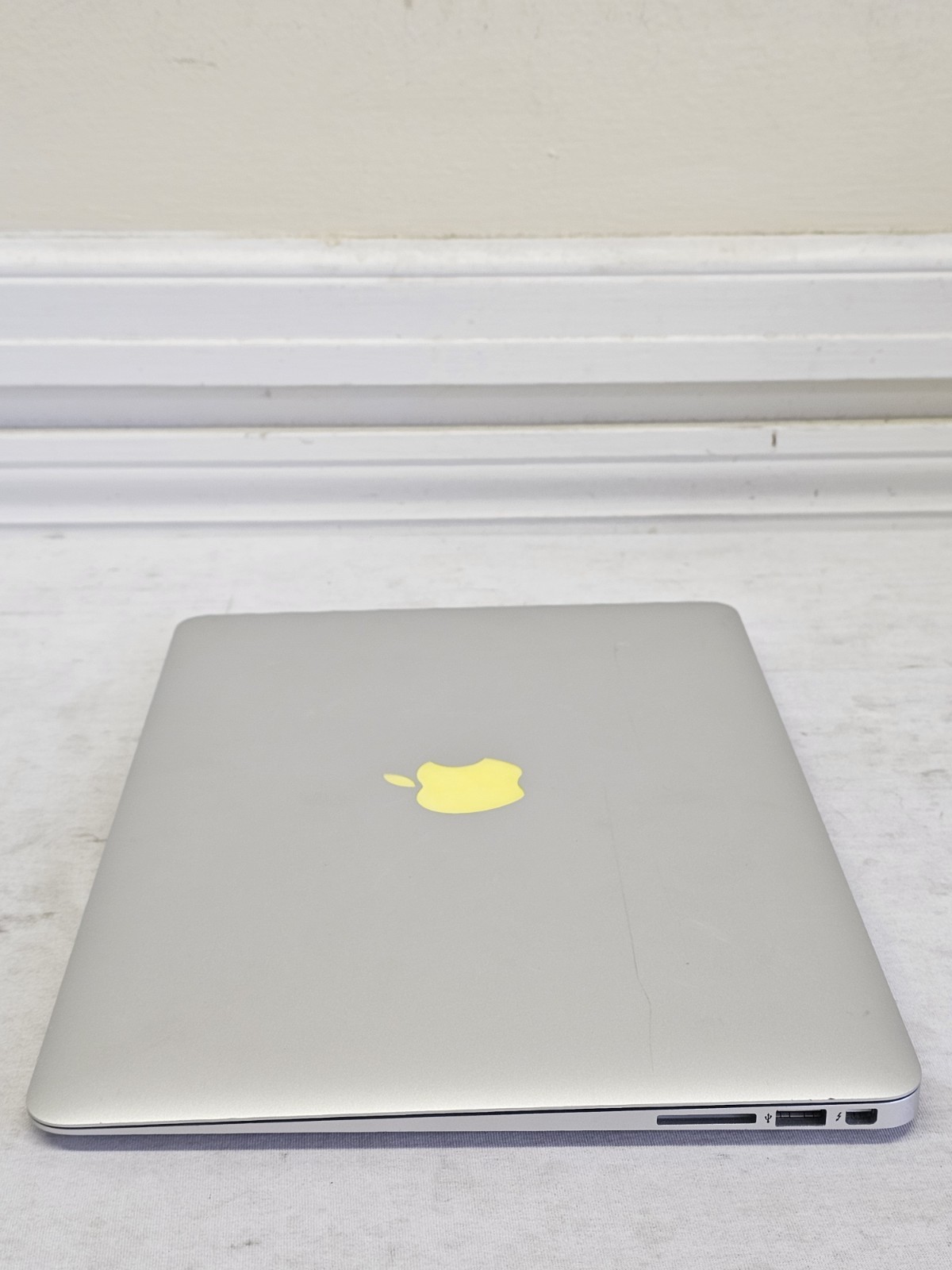 Apple MacBook Air A1466 Laptop – i5-4250u – 4GB RAM – 128GB SSD – NO OS – READ