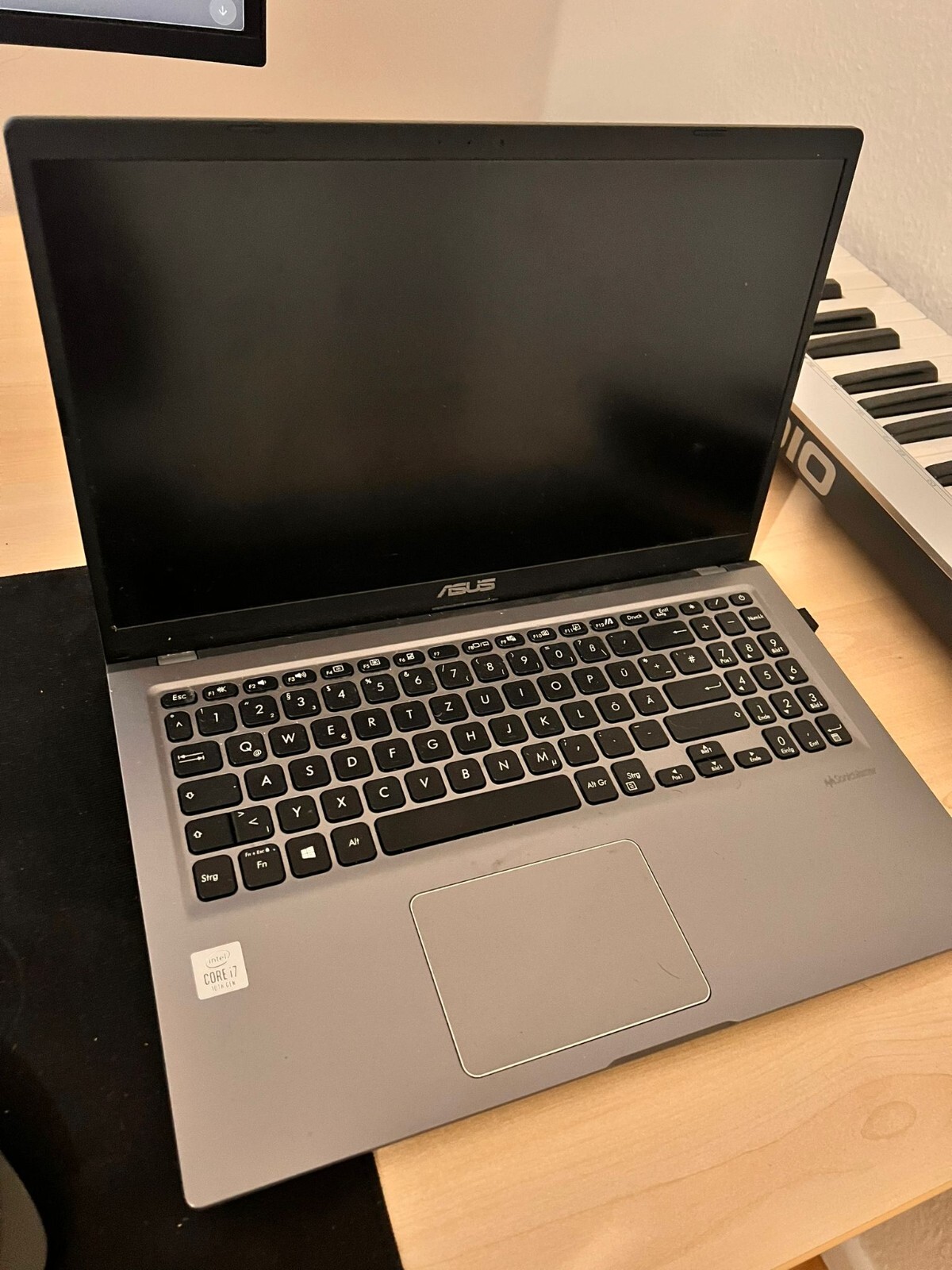 Asus Vivobook 15 F515JA mit Maus und Tastatur