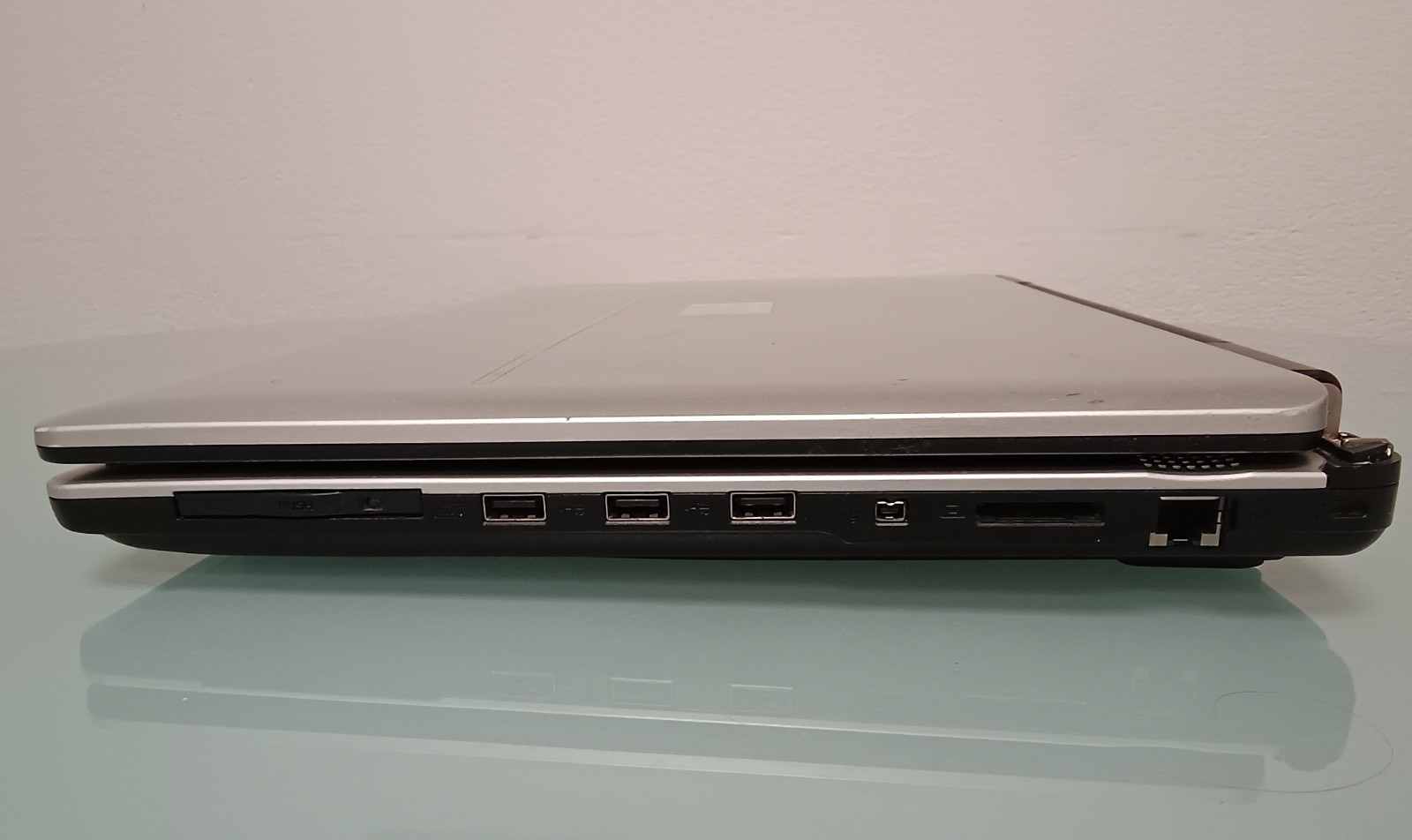 Notebook Fujitsu Siemens Amilo Xi 1554 with charging cable and ANTIX Linux
