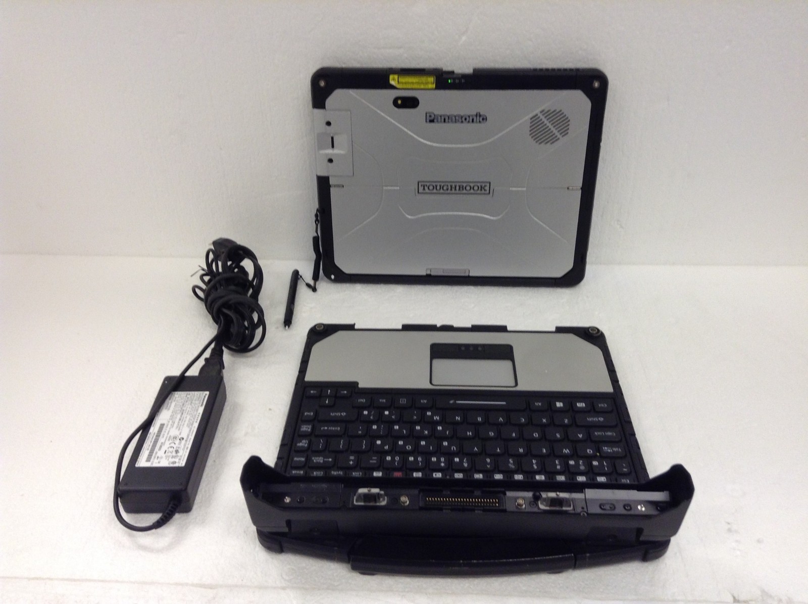 Panasonic Toughbook CF-33 MK1 12″ Touch i7-7600U 16GB 512GB, 2x Batt, 13K Hours