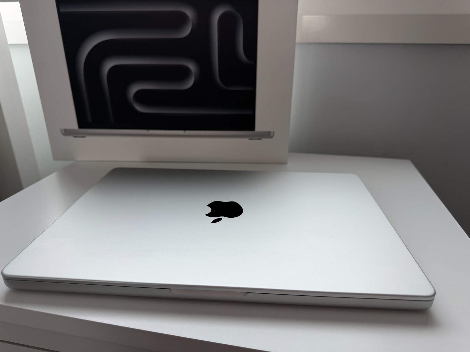 Apple MacBook Pro 14 inch M5 Pro Chip 2025 SSD 512GB Storage 16GB RAM + Warranty