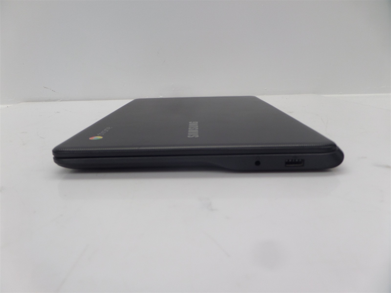 Samsung 11.6″ Chromebook 3 XE500C13-K04US Celeron N3060 1.6GHz 4GB RAM 16GB eMMC