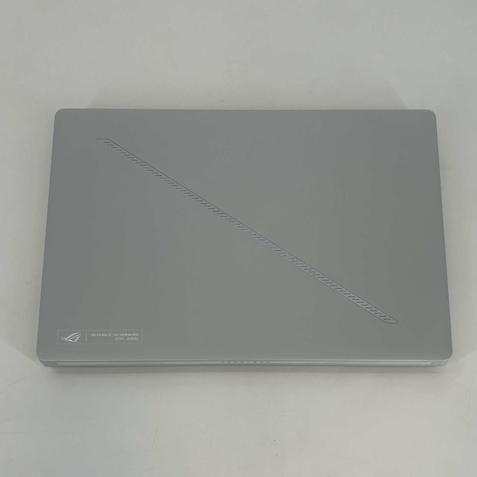 Asus ROG Zephyrus G14 GA403 14 120Hz QHD+ 4.0 GHz Ryzen 9 270 16GB 1TB RTX 5060