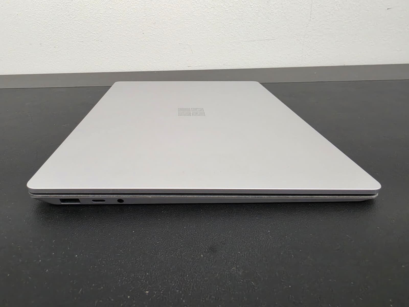Microsoft Surface Laptop 4 13.5″ Ryzen 5-4680U 16GB Ram 256GB SSD Win 11 Pro