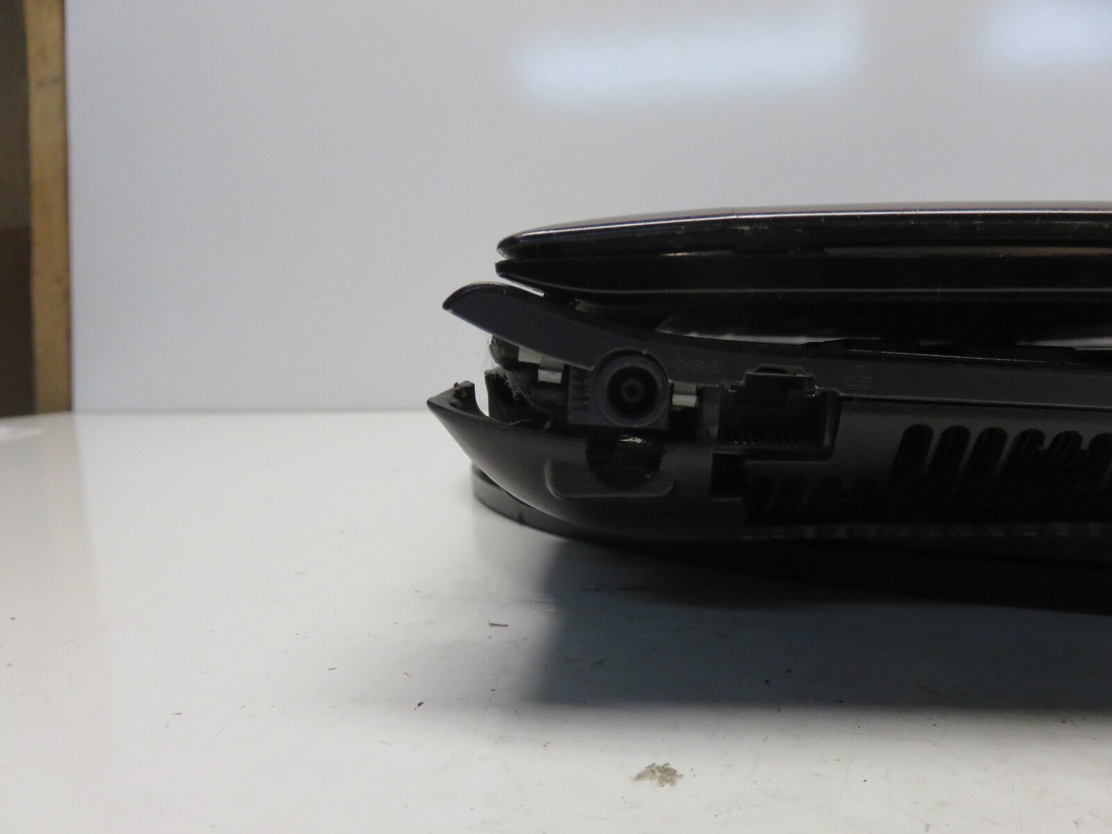 Samsung NP300E5A Intel i3-2330M 2.2GHz 4 GB NO HDD No Batt READ