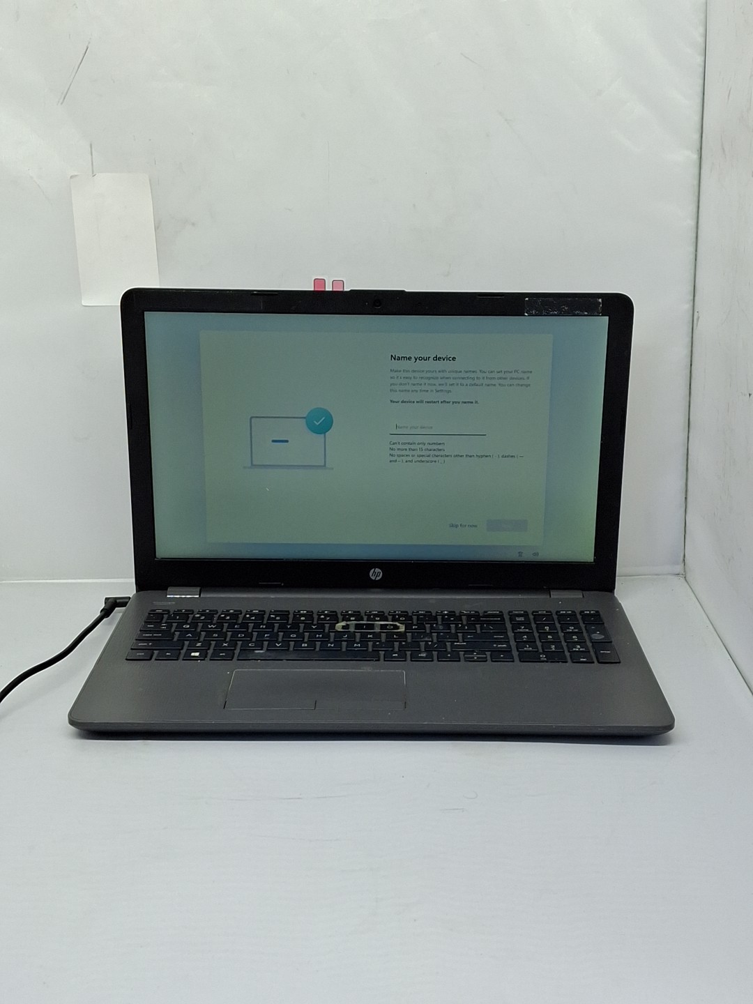 HP 250 G6 – i5-7200U – 8GB, 256GB, Windows 11 – bad key, loose hinge