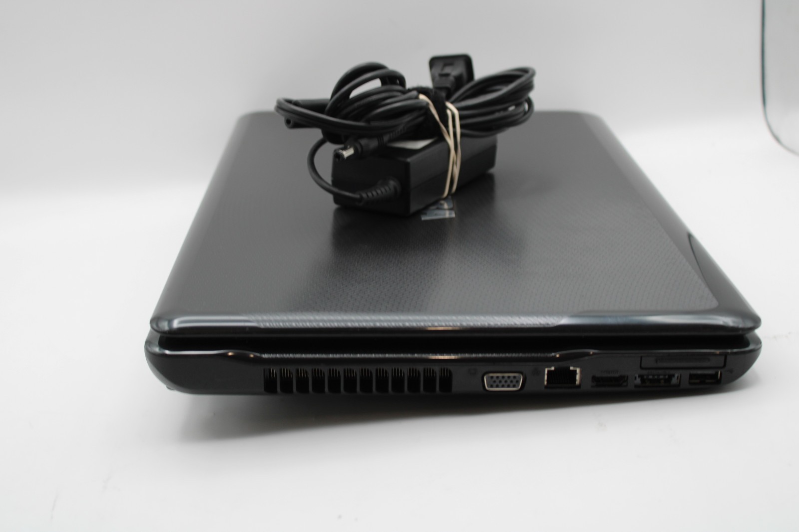 Toshiba Satellite A665-S6086 _ i3-M370 @ 2.4 _ 4GB RAM _ 256GB SSD _ No OS