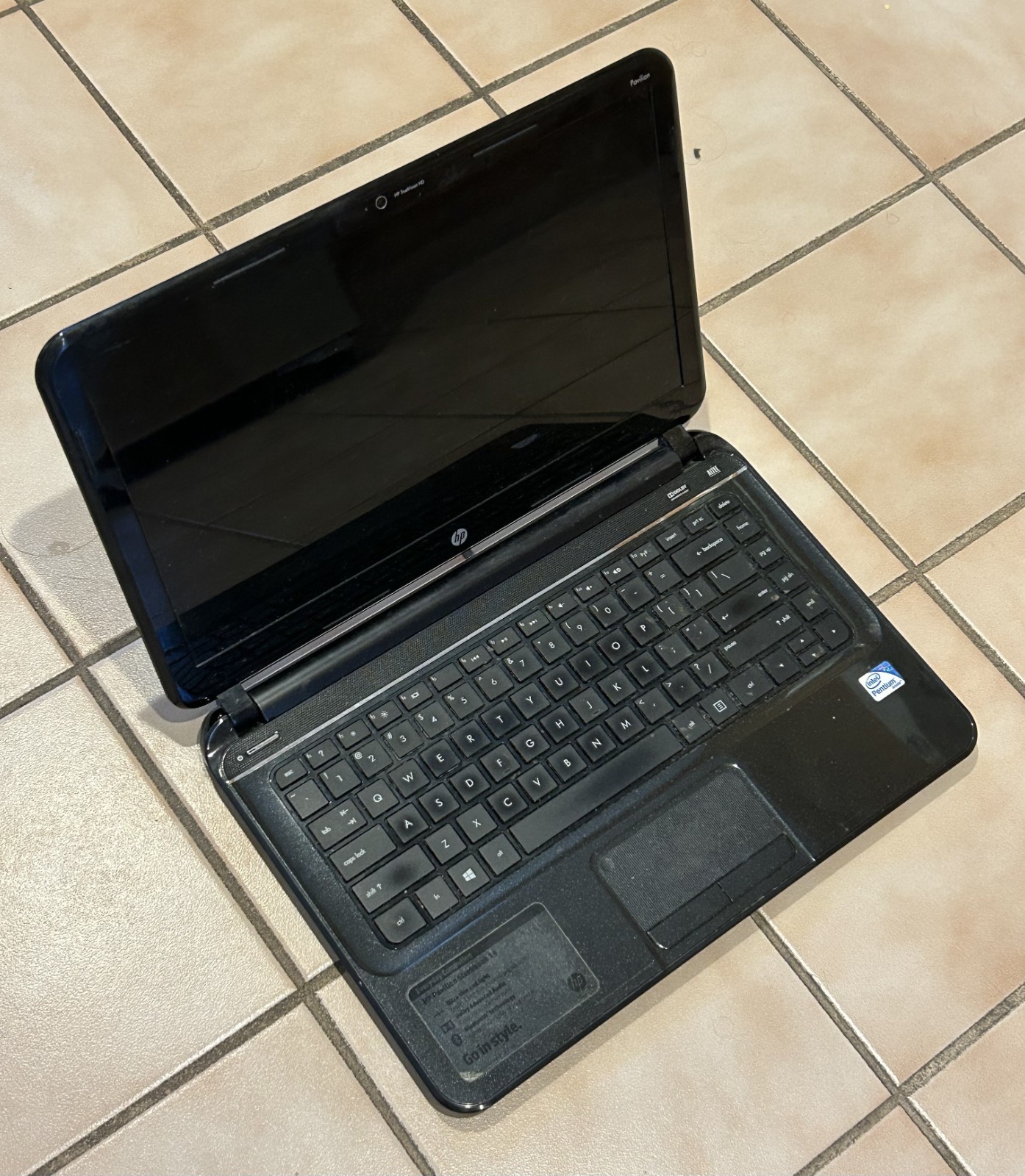 HP Pavilion Sleekbook 14 – Intel Pentium – 4GB RAM – 320GB HDD – Windows 10