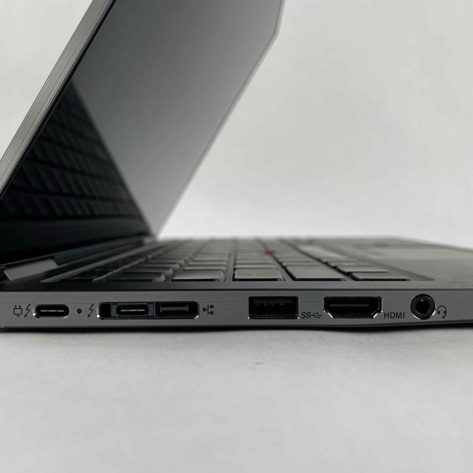 Lenovo ThinkPad X1 Yoga 4Gen 14″ i5-8265U 1.60 GHz 16 GB RAM No SSD/OS/AC