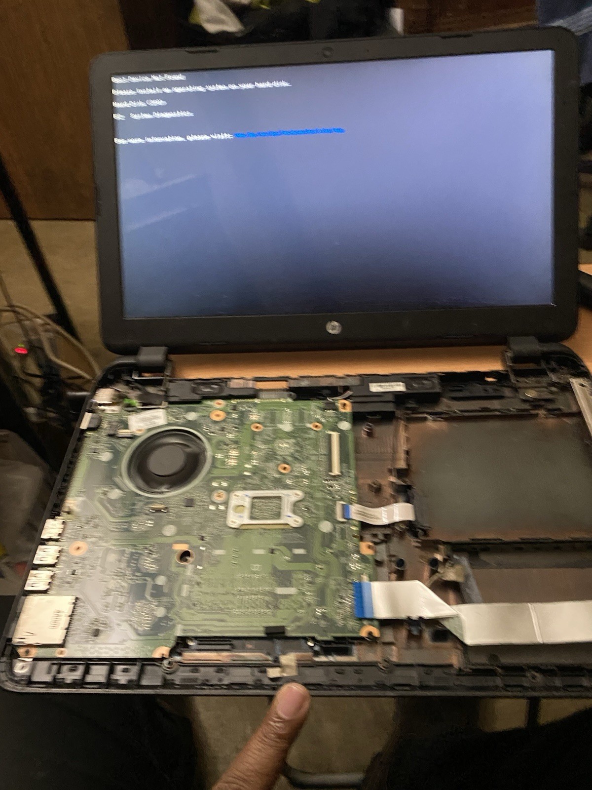 HP 15-f004dx Laptop AMD E1-2100 – No RAM/HDD – Bad Ribbon – No Batt/Charger