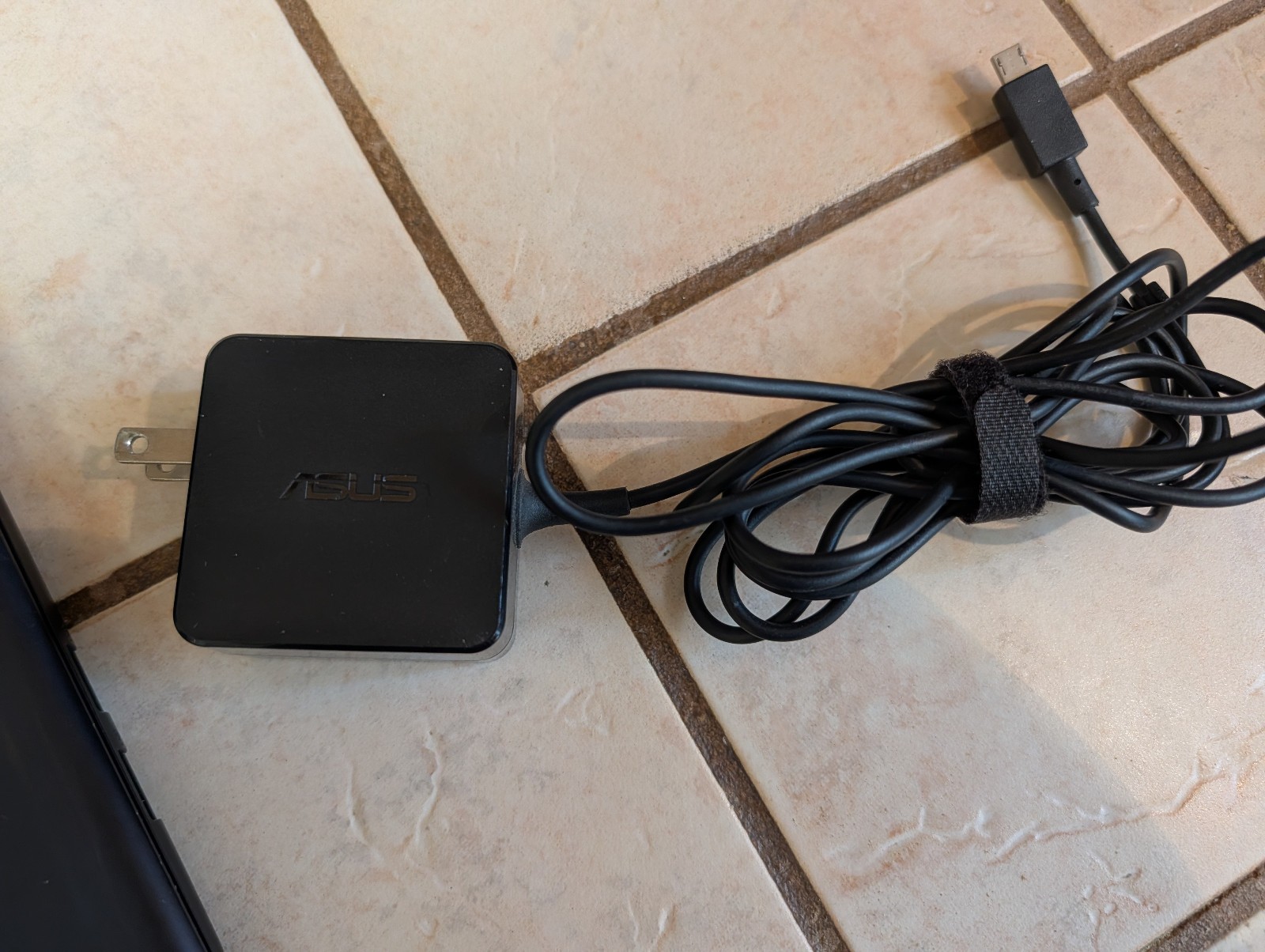 ASUS EeeBook X205T / X205TA 11.6″ Laptop w/ Charger – Works Only Plugged In