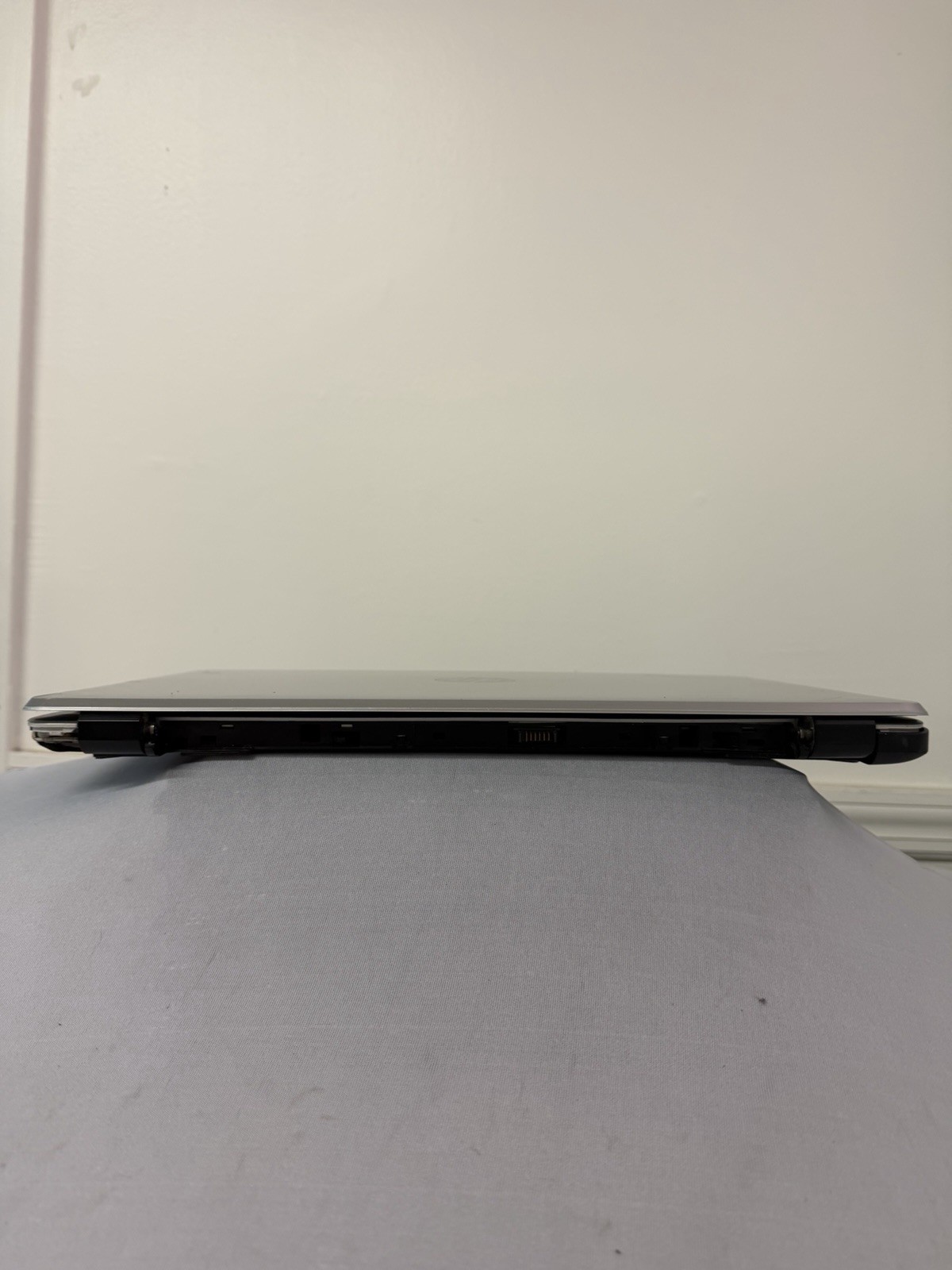 HP Laptop – Unknown if Screen is Good – Intel i3 Gen 7 – No RAM – Read Des
