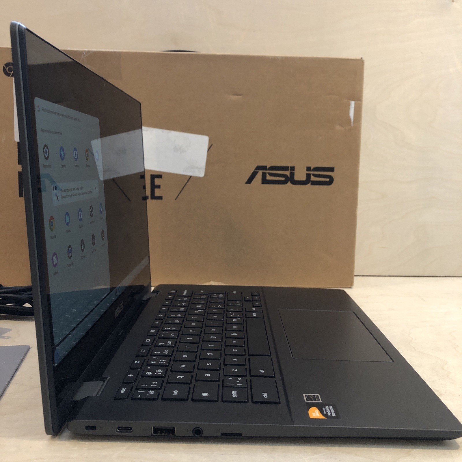 Asus Chromebook CM14 Flip 14in CM1402F MediaTek K 520/8GB RAM/128GB *No Touch*