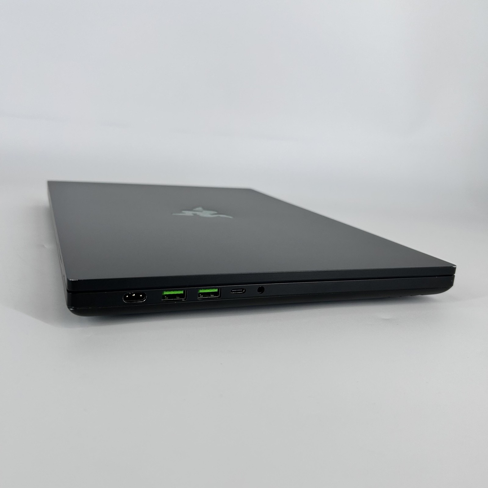 Razer Blade 16 Black 239Hz QHD+ 2.2 GHz i9-14900HX 32GB 1TB RTX 4080 STICKY KEYS