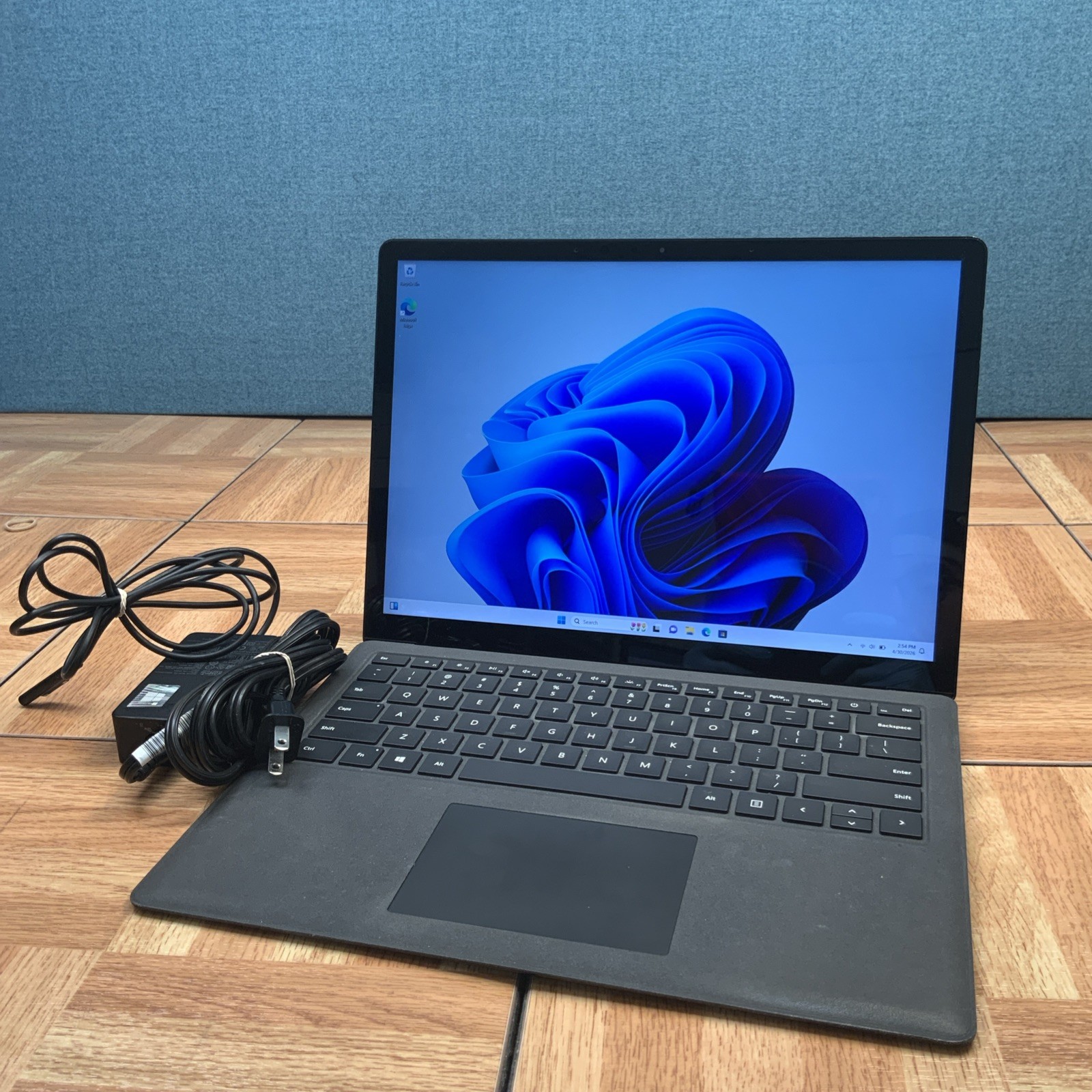 Microsoft Surface Laptop 2 Intel i5-8250U 8GB RAM 256 GB SSD Win 11 Pro