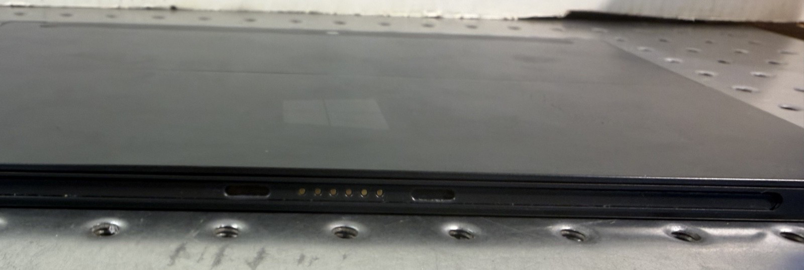 Microsoft Surface RT 64GB 10.6″ Tablet Model 1516 Windows RT 8.1 w/ Charger