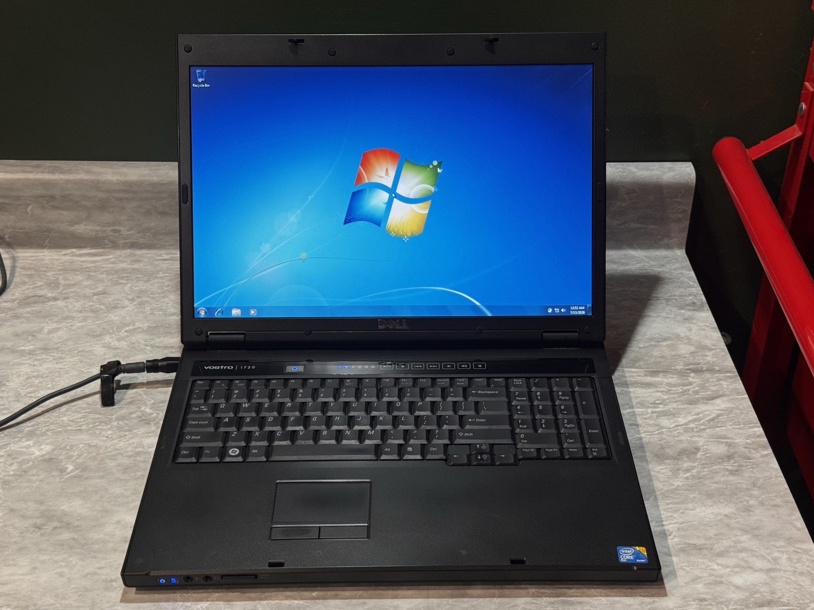 Dell Vostro 1720 Intel Core 2 Duo T6670 2.2GHz 2gb RAM 250gb HDD Windows 7