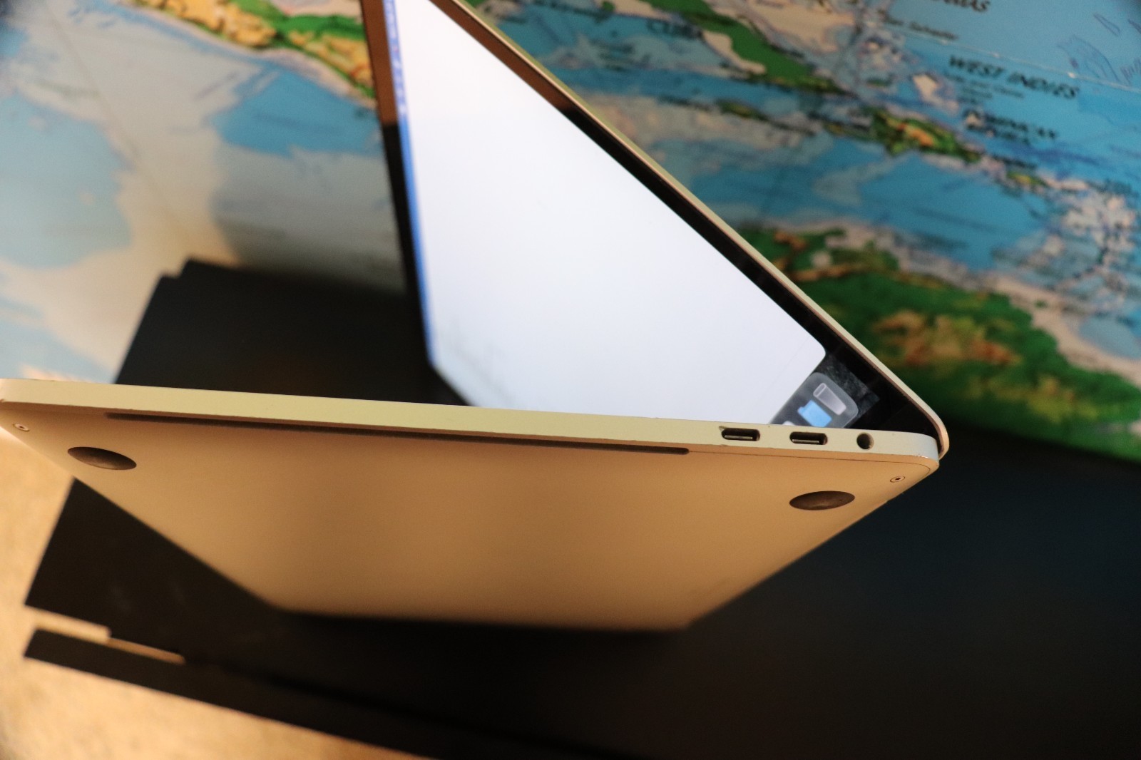 Apple Mac Book Pro 13-inch 2020, Four Thunderbolt 3 ports 16GB RAM -Model A2251