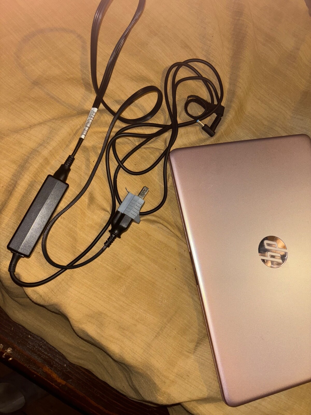 PINK USED HP LAPTOP COMPUTER ( comes with charger included)