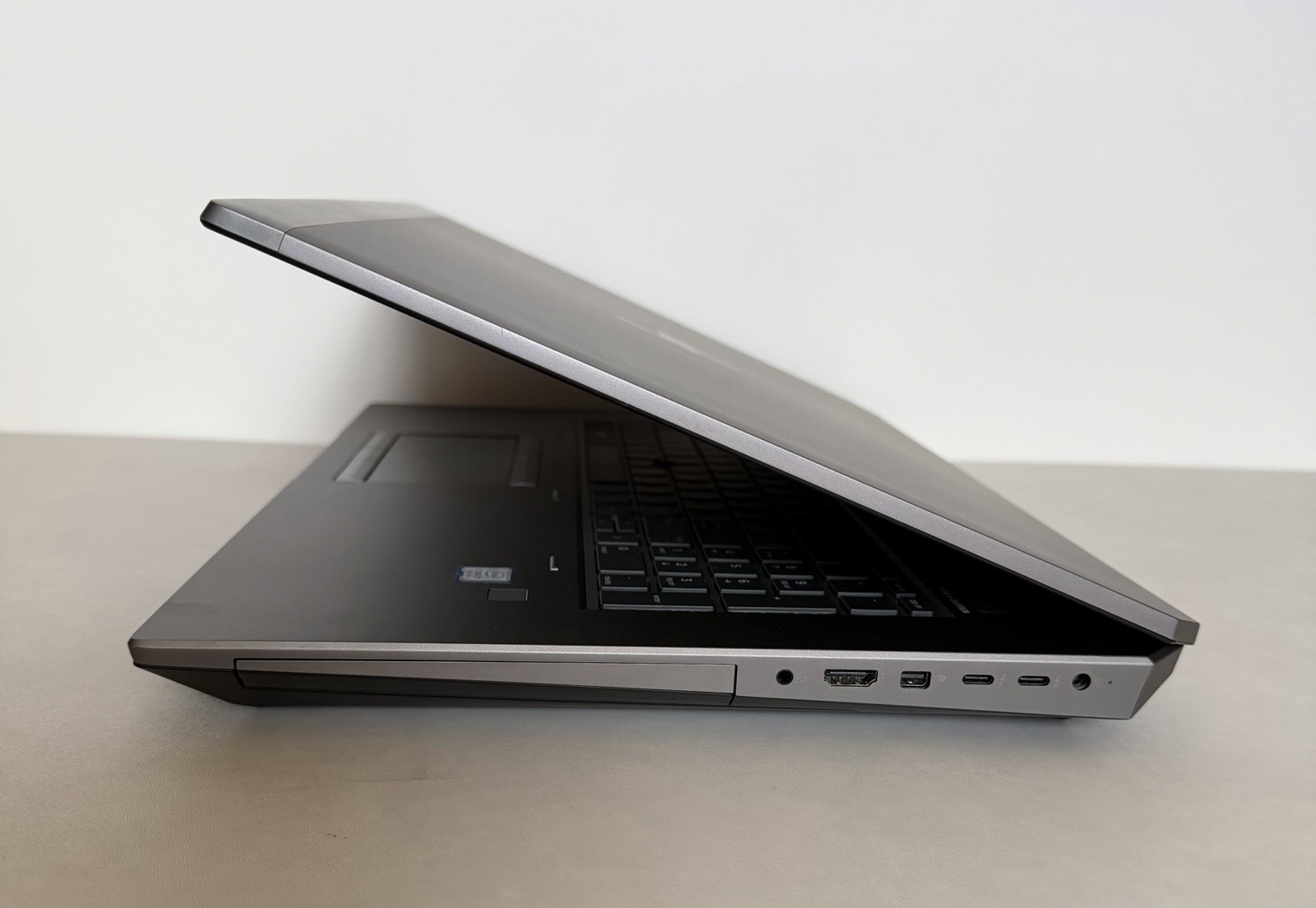 HP ZBook 17 G5 i7-8750H 16GB 1TB SSD NVIDIA Quadro P2000 17″ Workstation Laptop