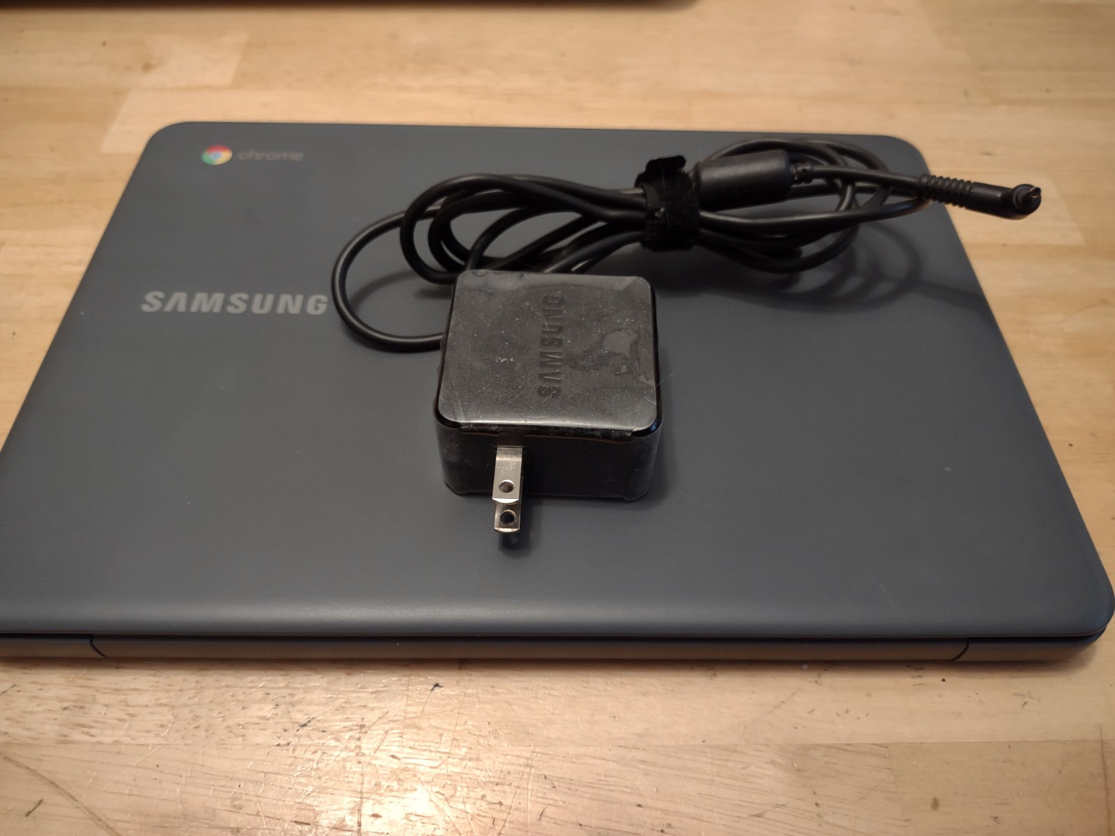 Samsung Chromebook XE501C13-K01US 11.6″ Intel Celeron 2GB Gray w/ Charger
