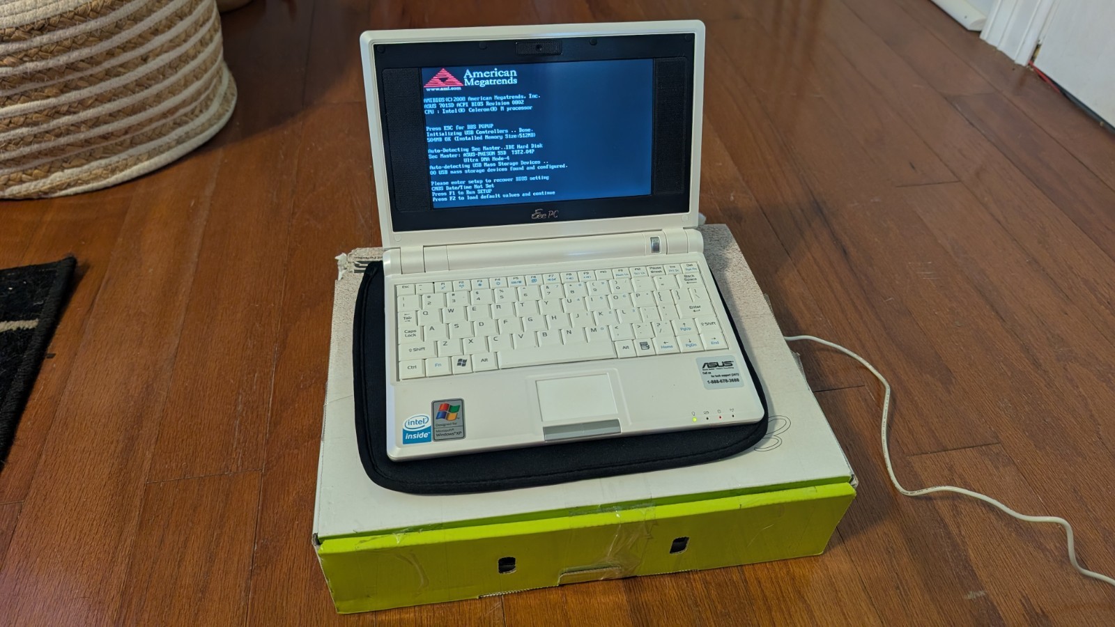 ASUS Eee PC 701SD 7in Netbook Celeron 900MHz 512MB RAM 8GB HDD XP + Case and Box