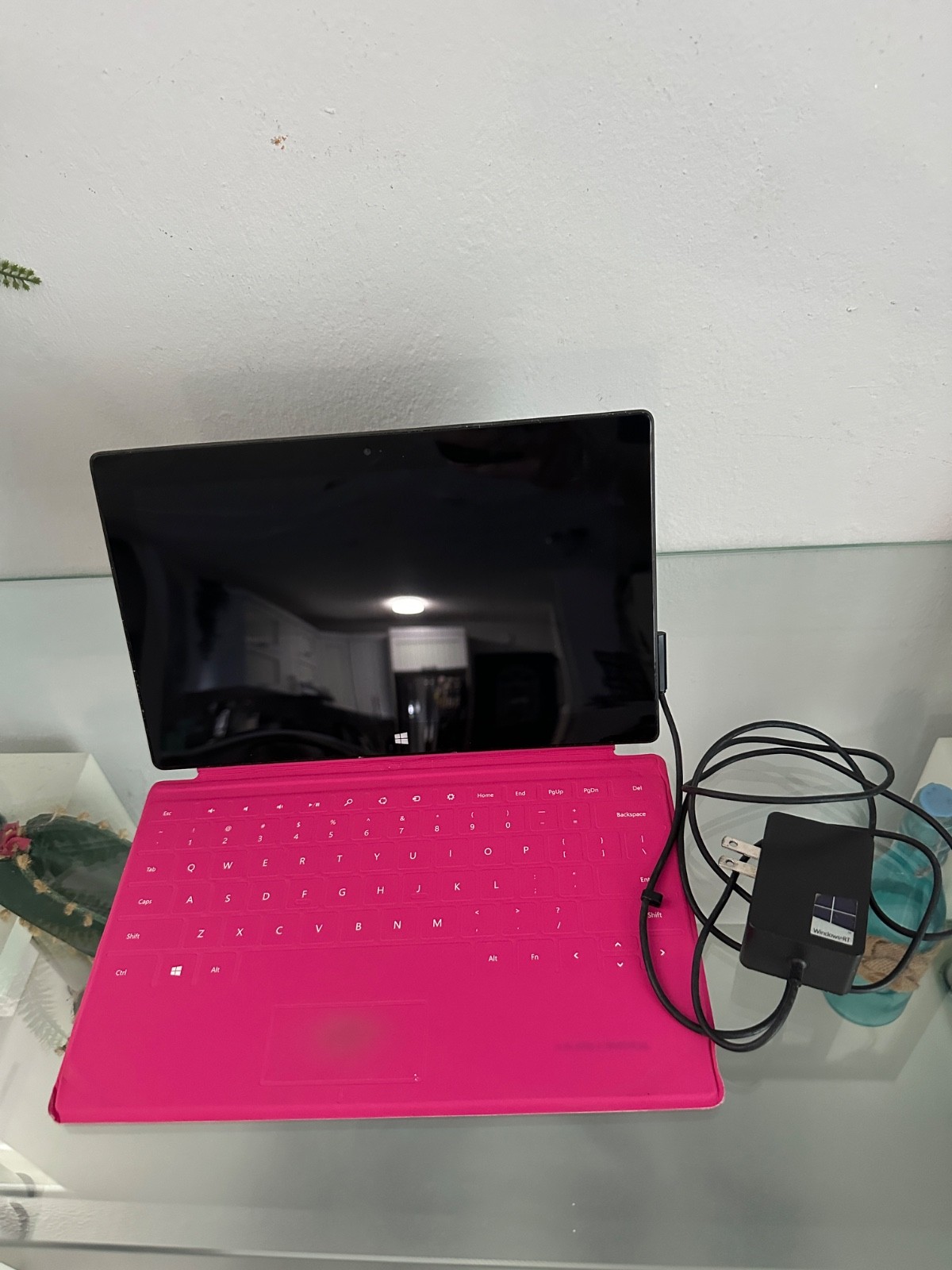 Microsoft Surface RT 32GB 2.00 GB RAM 3 Quad Core cpu 1.30GHZ NEEDS NEW BATTERY