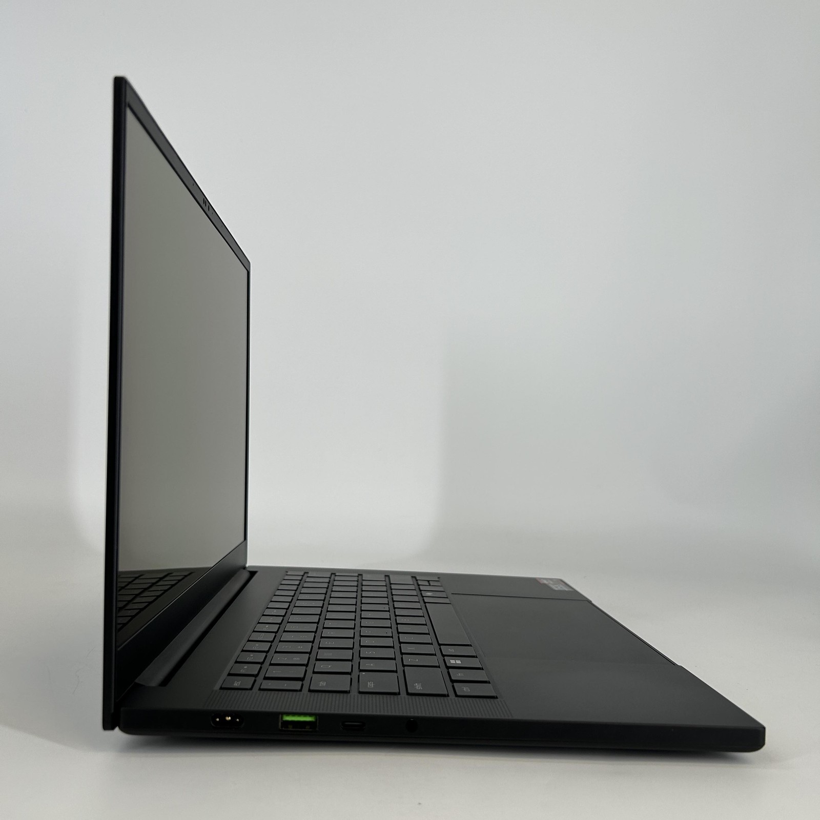 Razer Blade 14 120Hz QHD+ 2025 2.0GHz Ryzen AI 9 365 32GB 1TB RTX 5070 Excellent