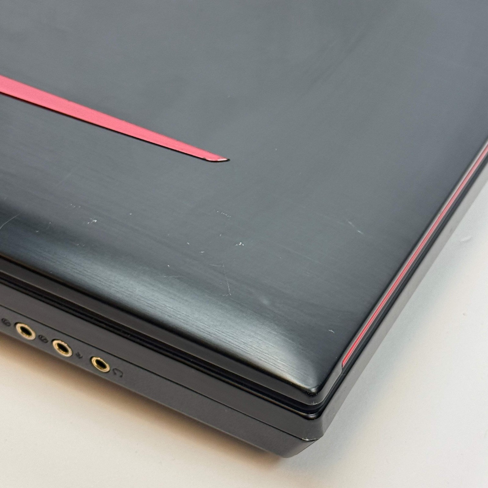 MSI Titan GT75 8RF 17.3″ i7-8850H 2.6GHz 64GB 256GB GTX 1080 Bent USB Read