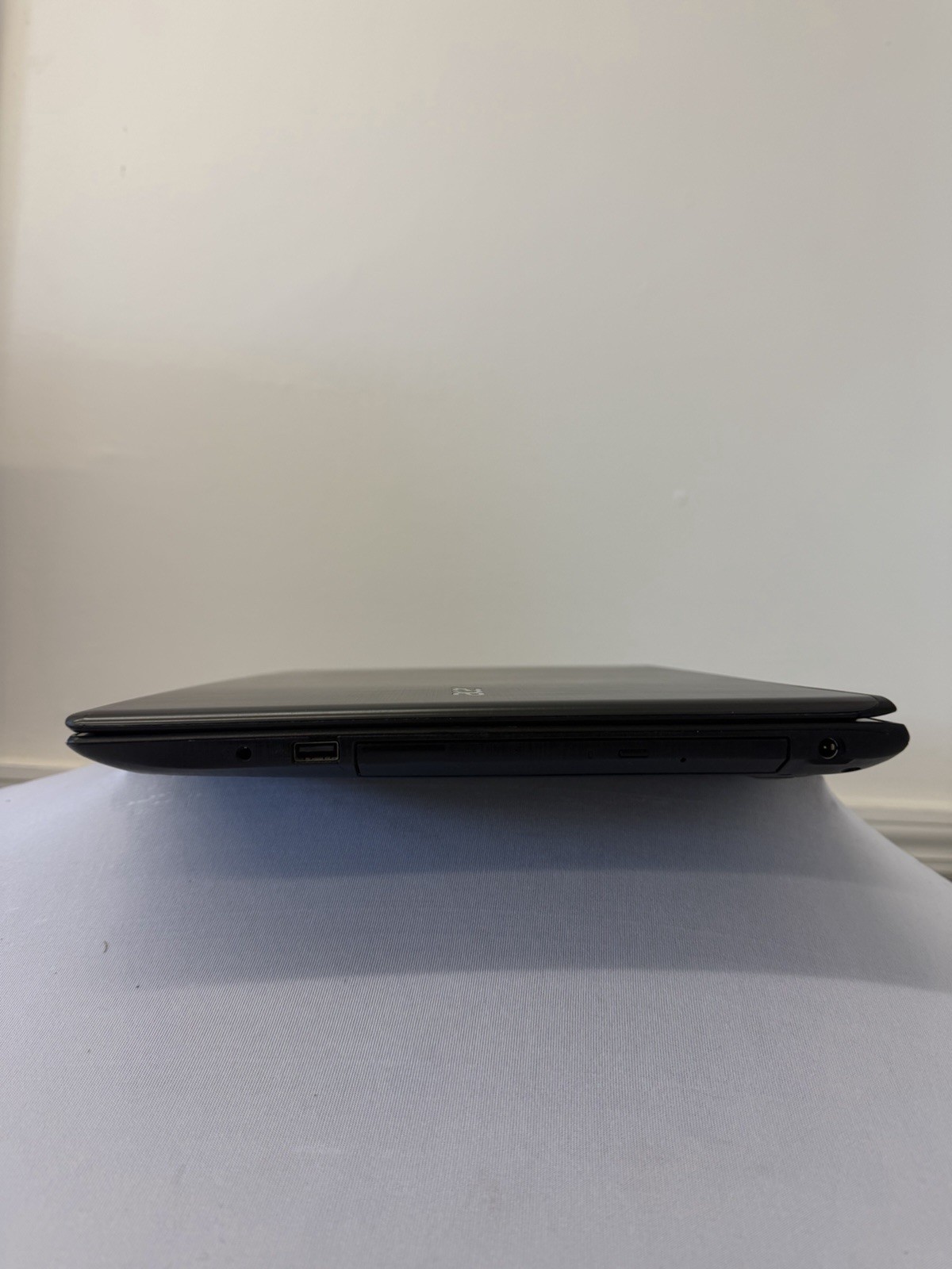 Acer Aspire E5-576 Laptop – Good Screen – Intel i3 Gen8 – RAM 8GB – Read Des