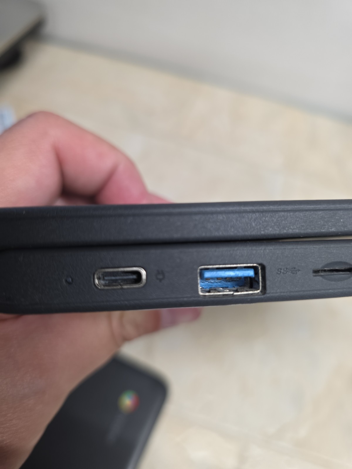 Lenovo (Chromebook) 500e Gen2 81MC004WUS 4GB 32GB WiFi 2 In 1 Touchscreen