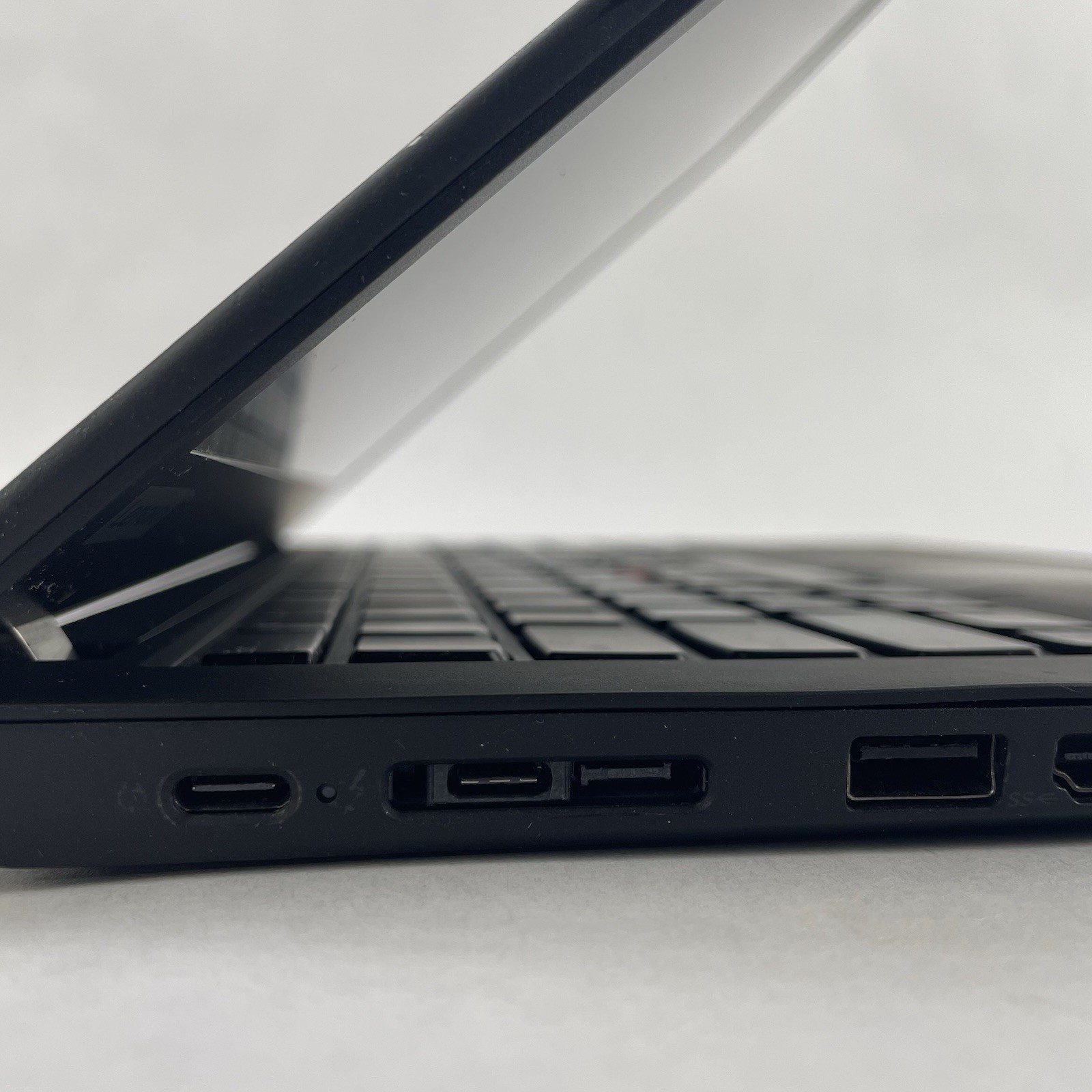 Lenovo ThinkPad T490 14″ i5-8365U 1.60 GHz 8 GB RAM No SSD/OS/AC