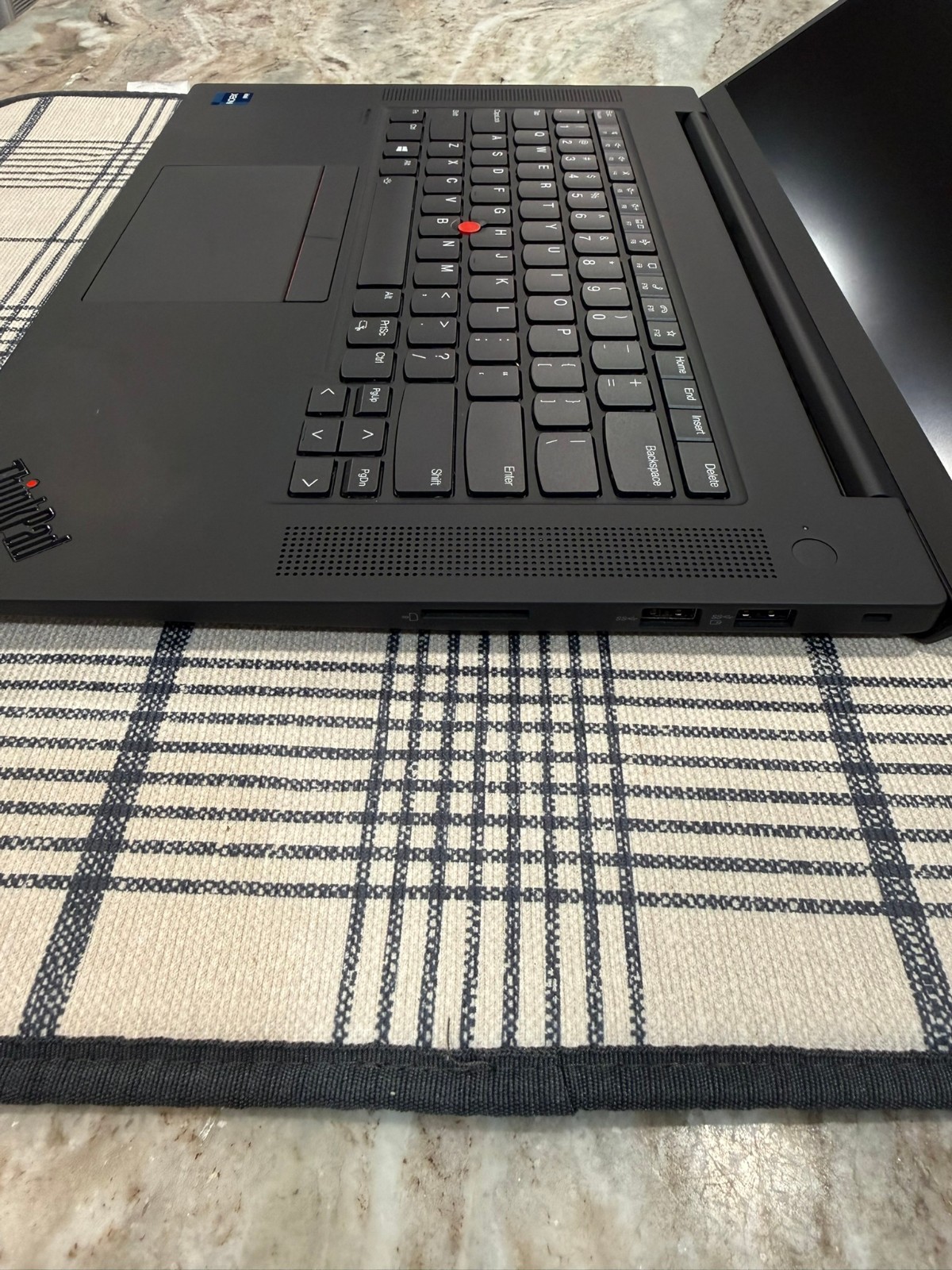 Lenovo Thinkpad P1 Gen 4i INTEL XEON W-11855M RTX A2000 1TB NVME 32GB 3200MHZ