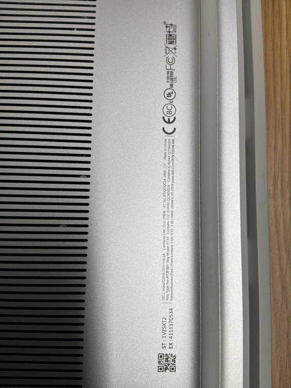 Dell XPS 15 9575 2-in-1 i7-8705G 16GB 256GB SSD 4GB Radeon Vega Touch Laptop