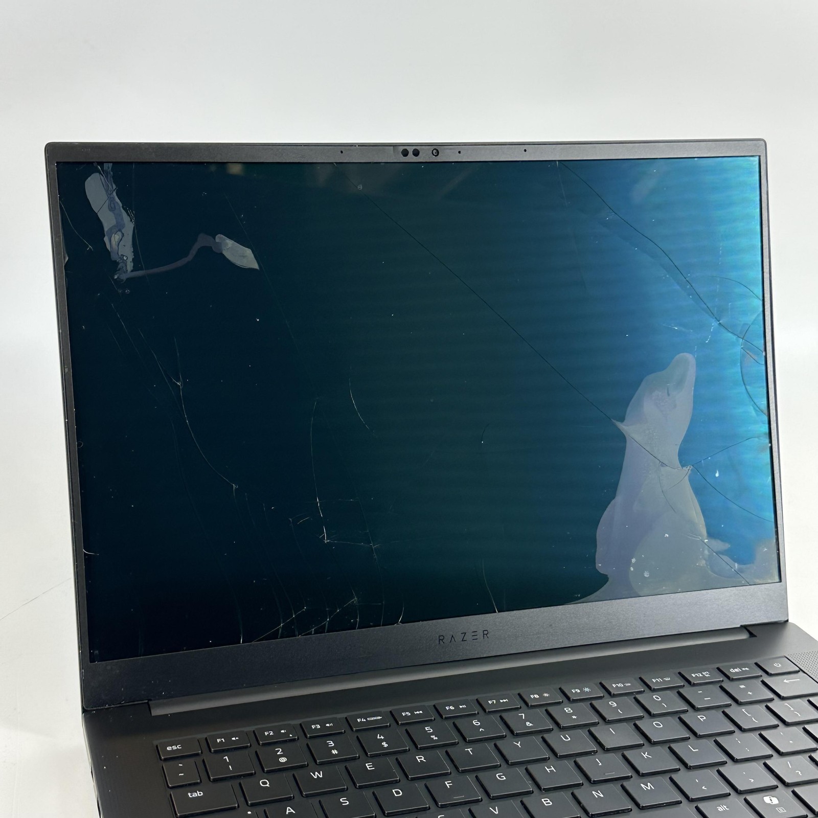 Razer Blade 14 FHD 2025 2.0GHz Ryzen AI 9 365 16GB 1TB RTX 5060 – CRACKED SCREEN