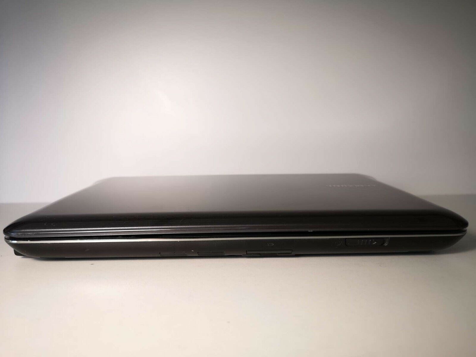 Samsung N210 PLUS 10.1” 2GB/320GB HDD ATOM N450 1.66GHz KAM 3xUSB Windows 7 Pro