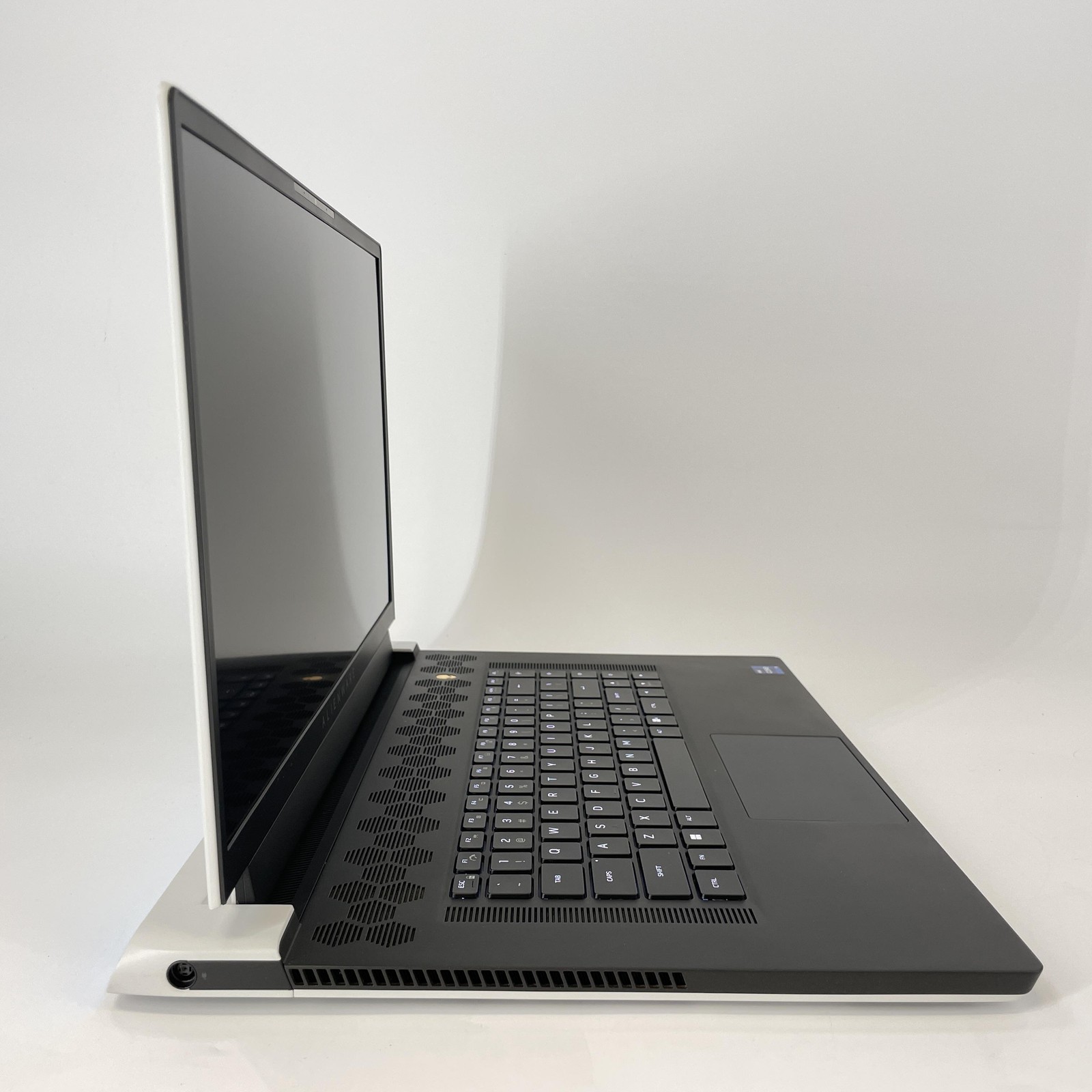 Dell Alienware X17 R2 120Hz 4K 2.5GHz i9-12900H 32GB 1TB SSD RTX 3080 White Spot