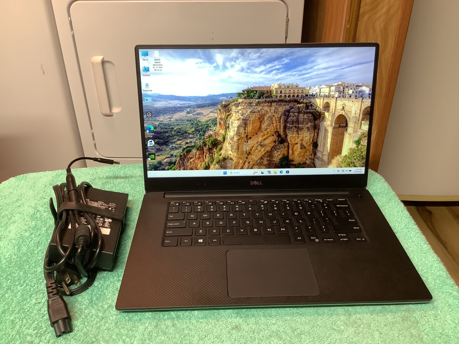 Dell Precision 5510, Nvidia M1000M Xeon E3 1505M, 12GB-256 NVMe + 250 Win 11 Pro