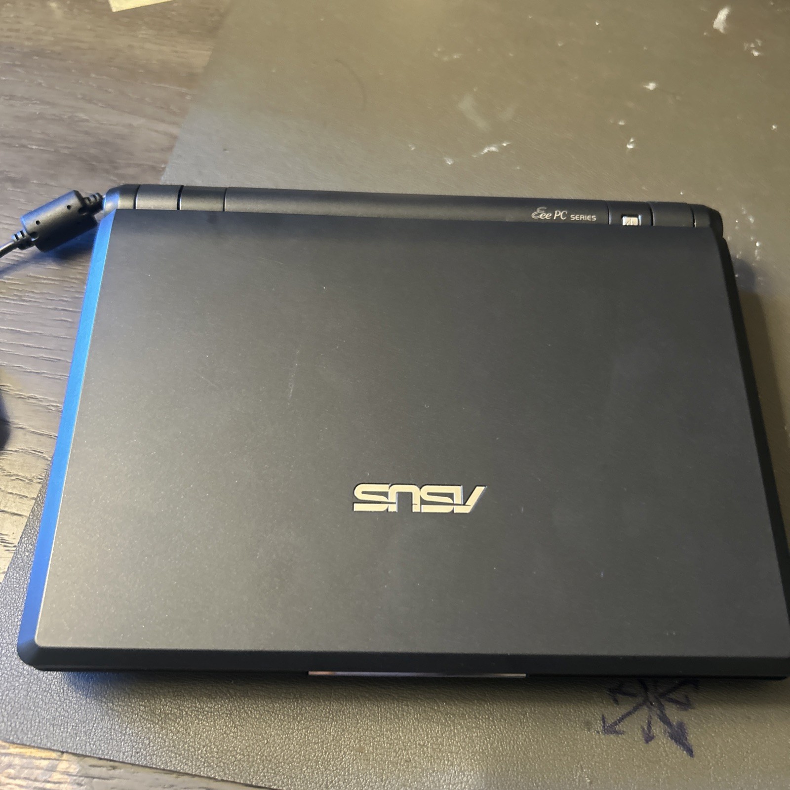 ASUS Eee PC 900 Vintage Netbook – Windows XP – Charger & Case Included