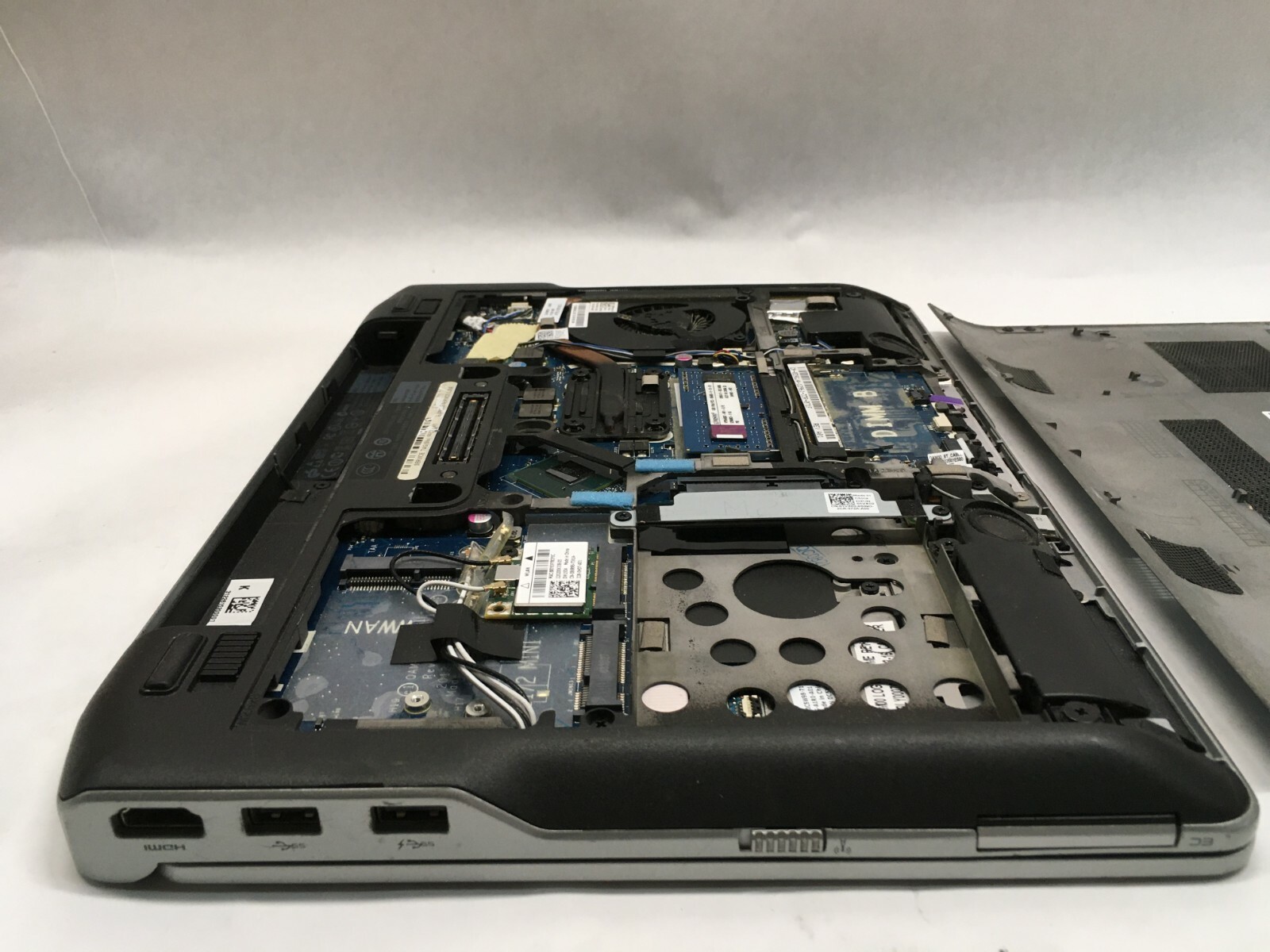 Dell Latitude E6320 13.3″ Core i5 Laptop For Parts Broken LCD NO HDD/Battery JR