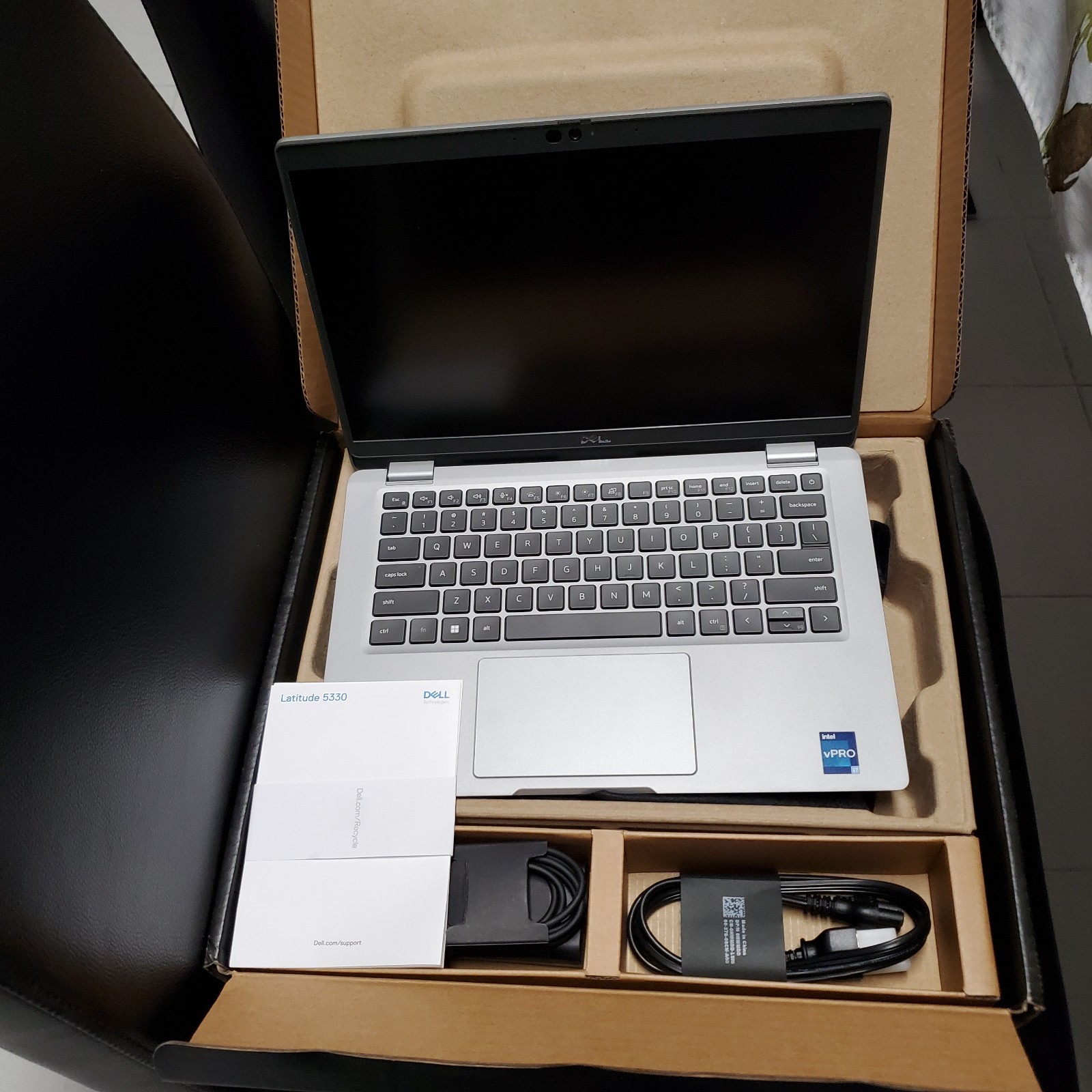 New Dell Latitude 5330 i7-1265U 16GB 256GB BT5 WiFi6E 13.3F W10-11P64