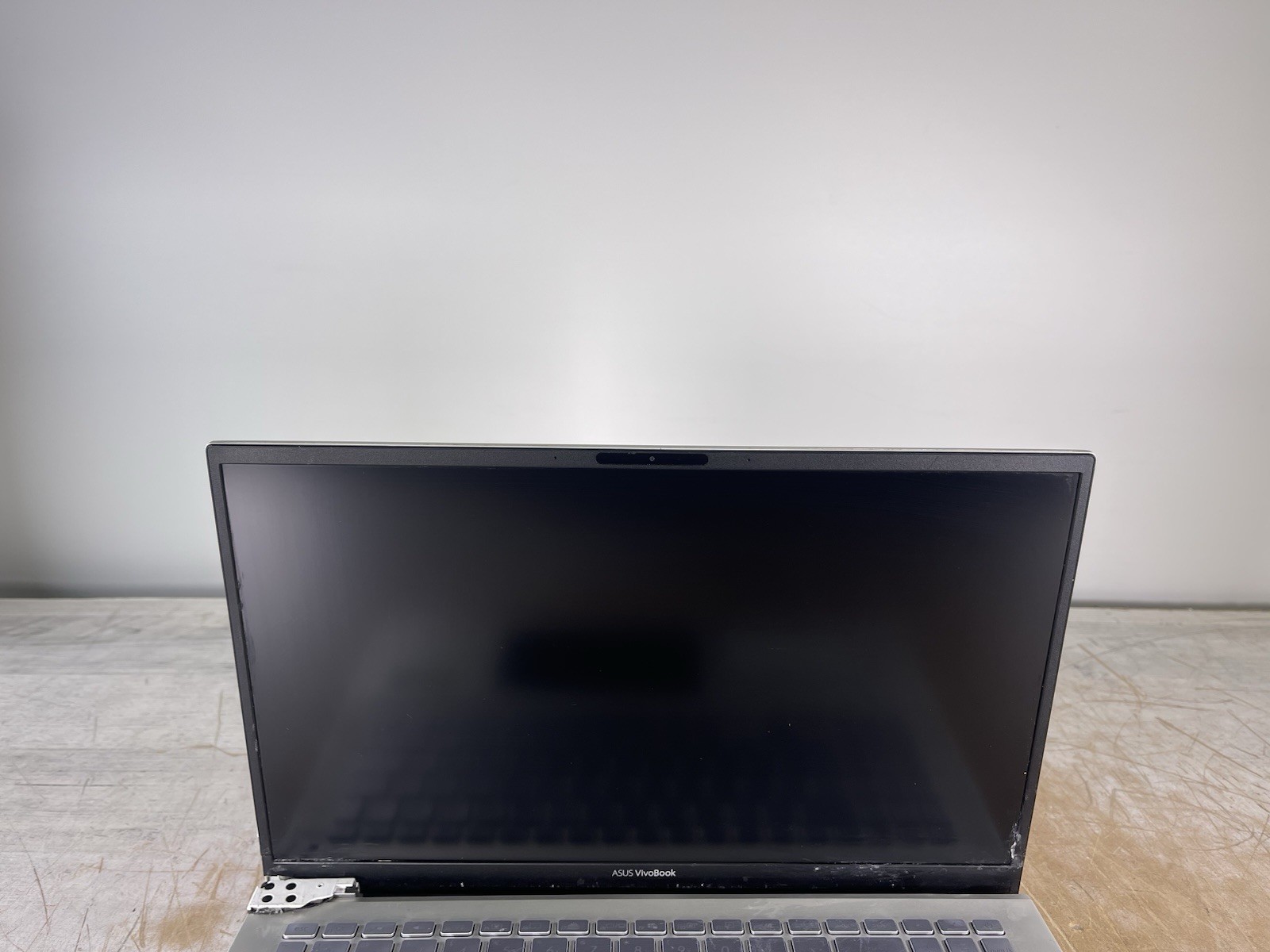 ASUS VIVOBOOK 15 S532F i5-10210U @ 1.60 GHz, 8GB RAM, NO HDD/OS – (FOR PARTS)