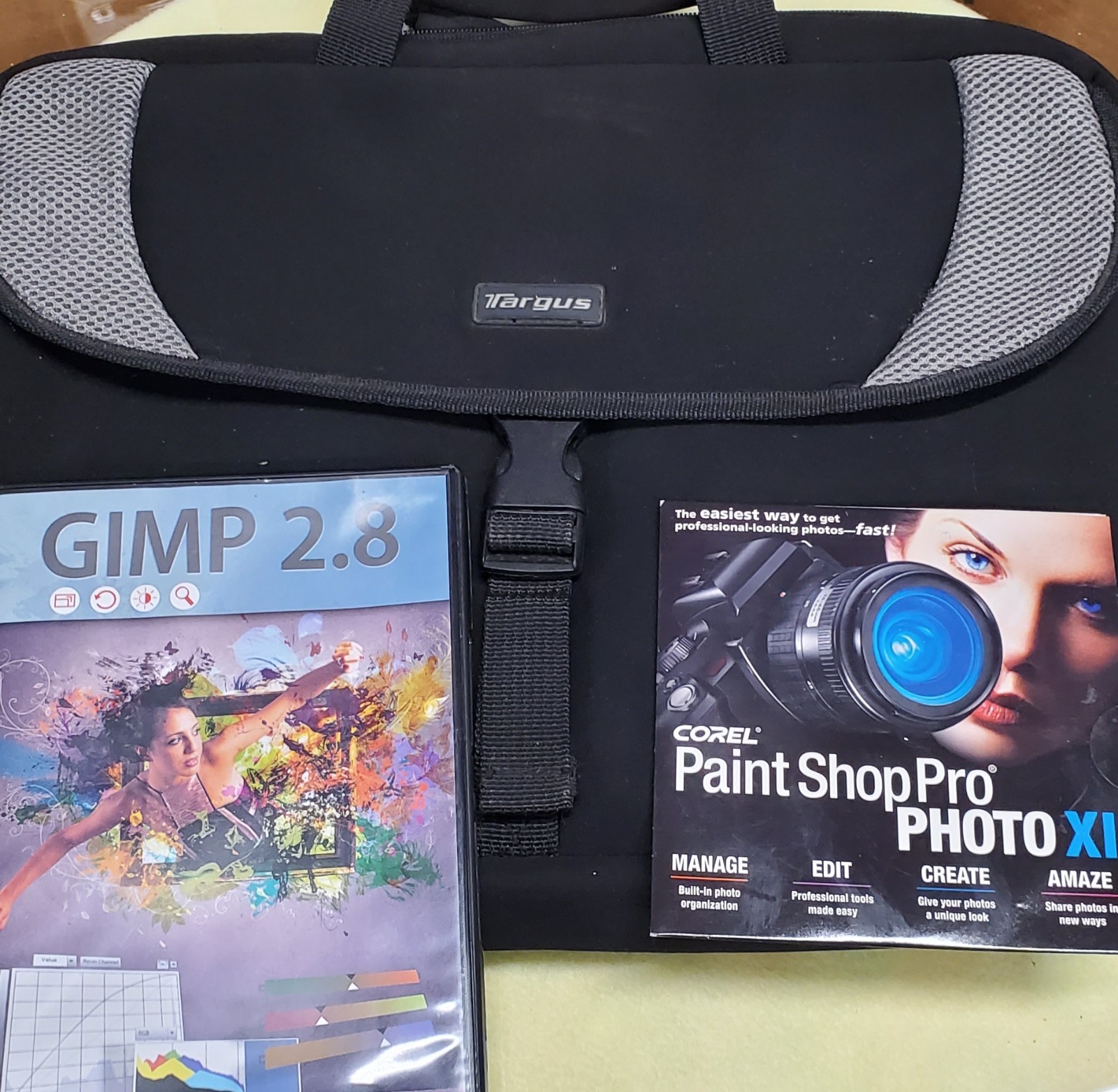 HP Stream 14″ Celeron 4GB/64GB Laptop Brilliant Black, Cord, Bag, & 2 Photo CD’s