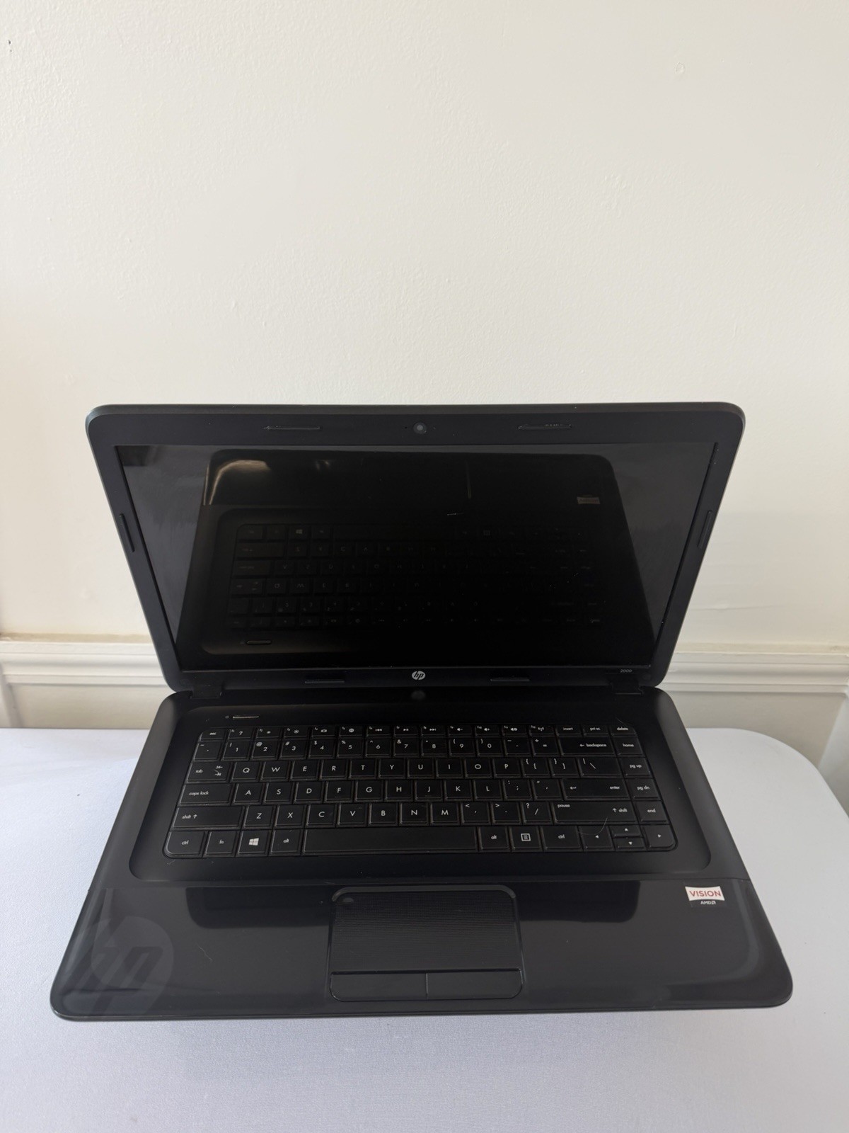 HP Notebook 2000 Laptop – Good Screen – AMD E-300 – RAM 4 GB – Read Des