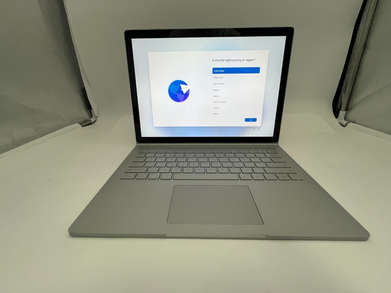 Microsoft Surface Book 2 1832 i5-8350U 8GB RAM, 256GB M2 WIN 11