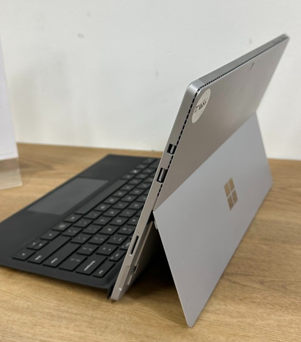 Microsoft Surface Pro 4, Core i5 6300U, 8GB DDR3 HD Graphics 520 512GB SSD, 2015