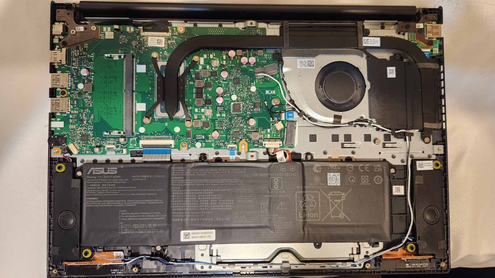 Asus Vivobook X1605za_F1605ZA FOR PARTS Comes with charger. Will not turn on.