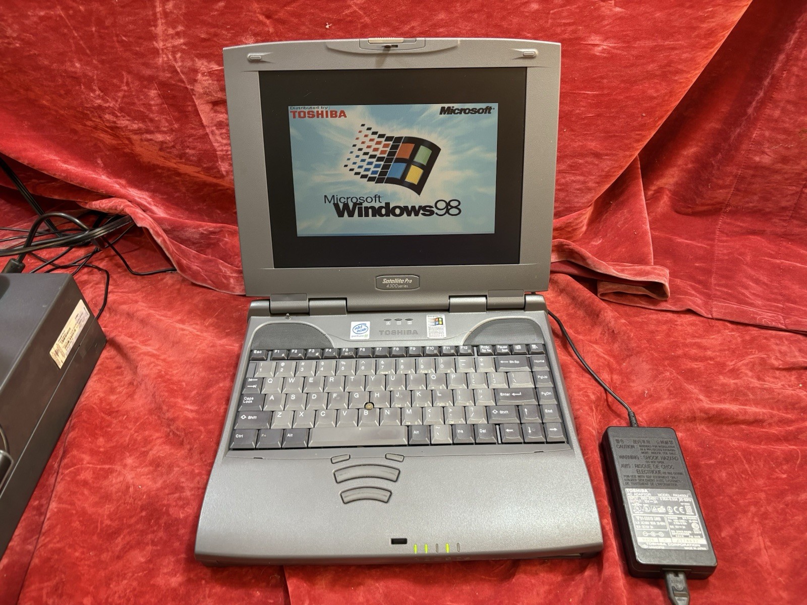 Vintage Toshiba Laptop Pentium III 600 128MB Multi-boots Win 2000 NT 4.0 AND 98